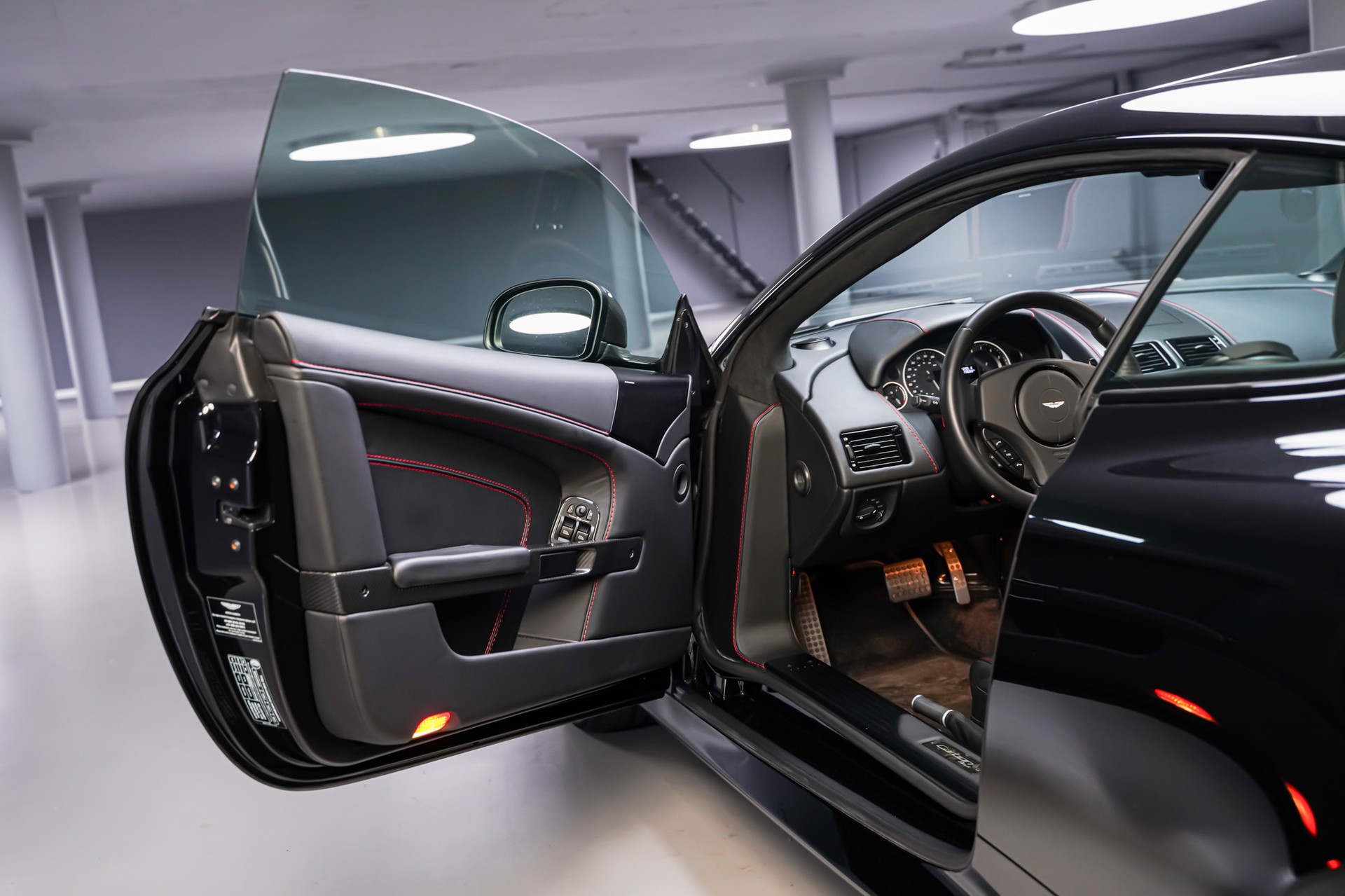 ASTON MARTIN DB9 Carbon Black Touchtronic 2-image-8