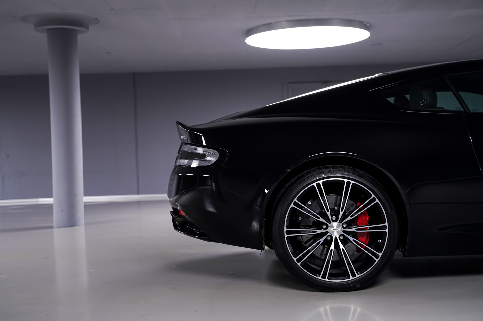 ASTON MARTIN DB9 Carbon Black Touchtronic 2-image-4