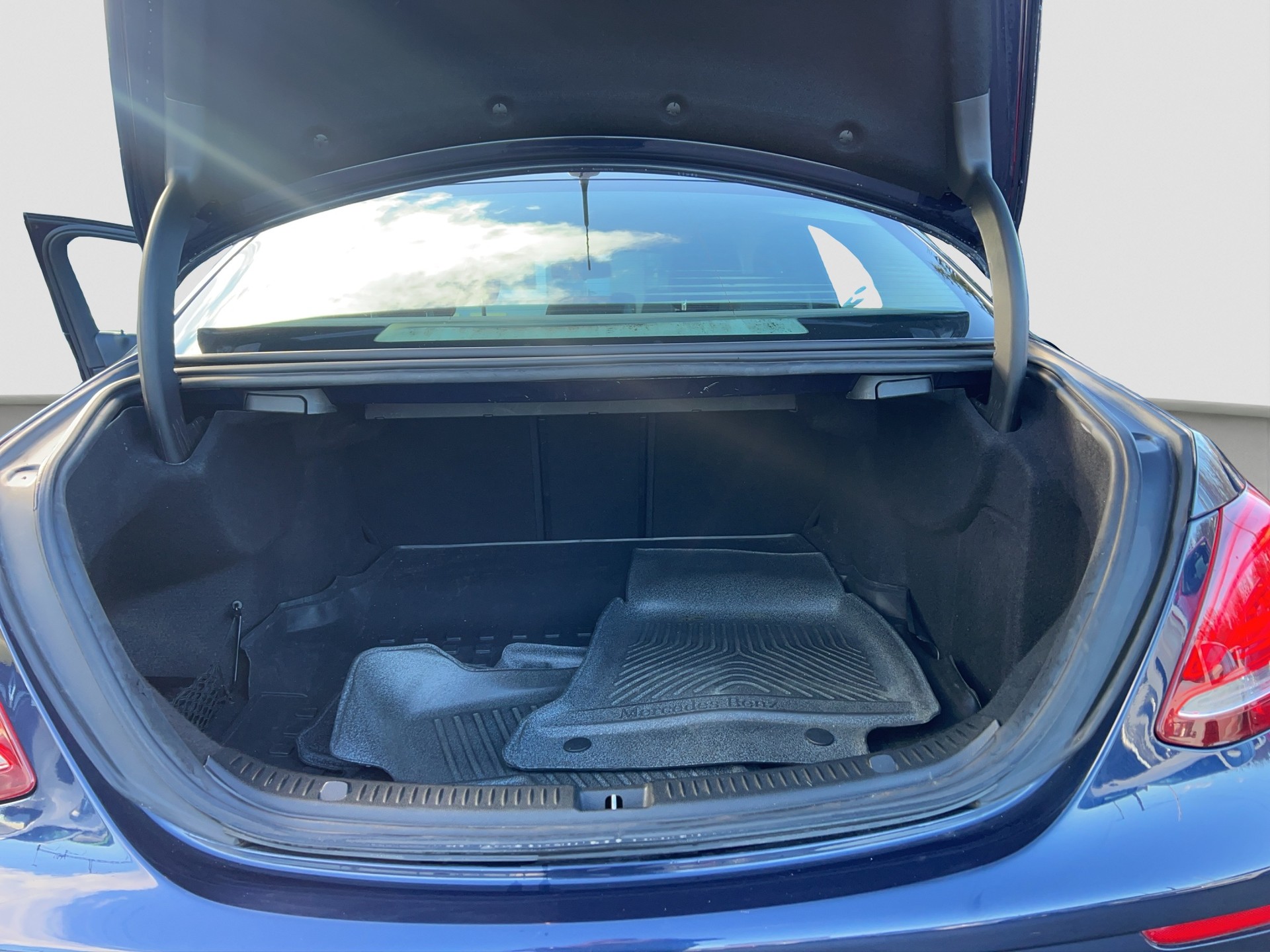 MERCEDES-BENZ E200 D 9G TRONIC-showroom-element-3
