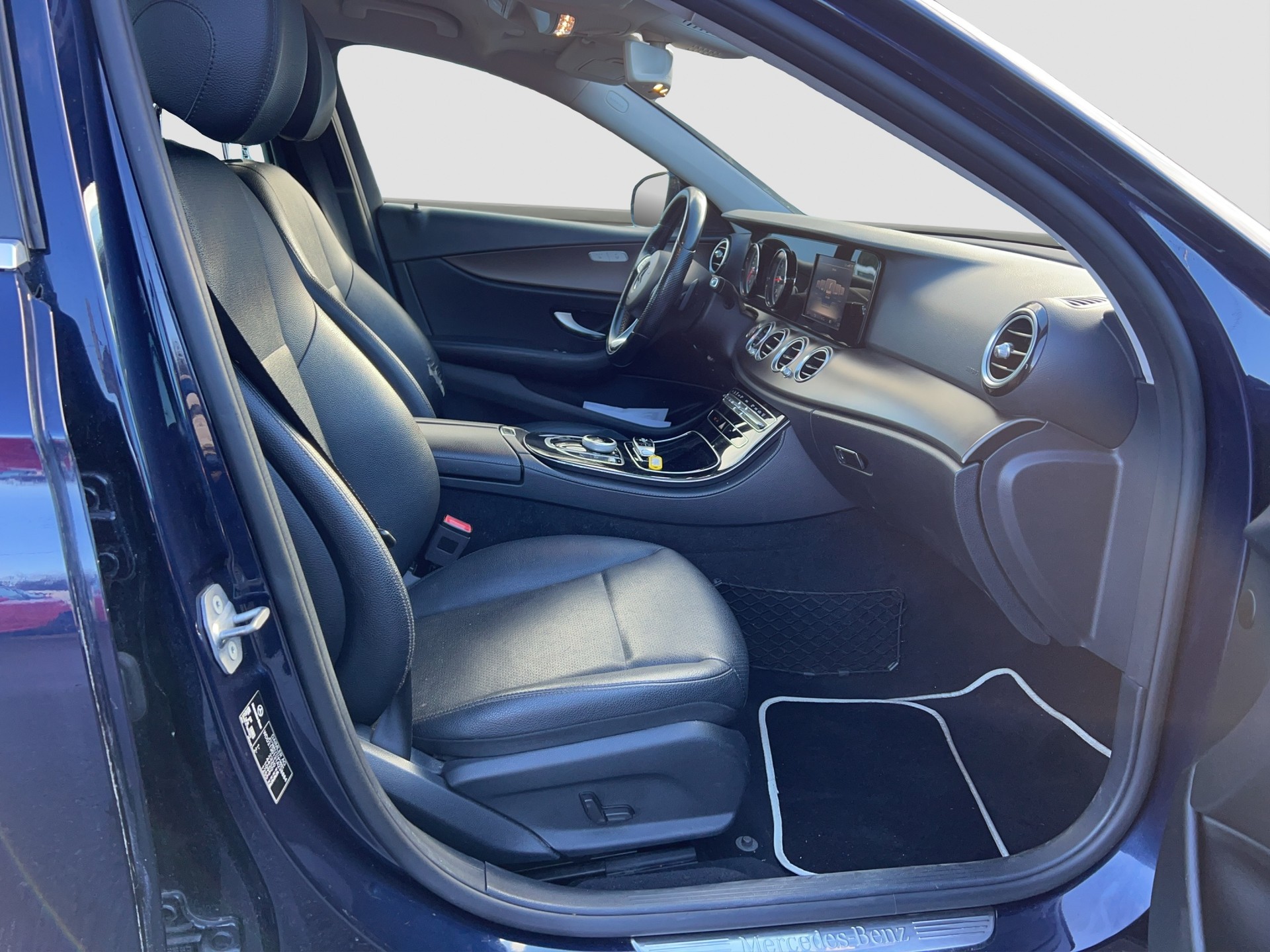 MERCEDES-BENZ E200 D 9G TRONIC-image-13