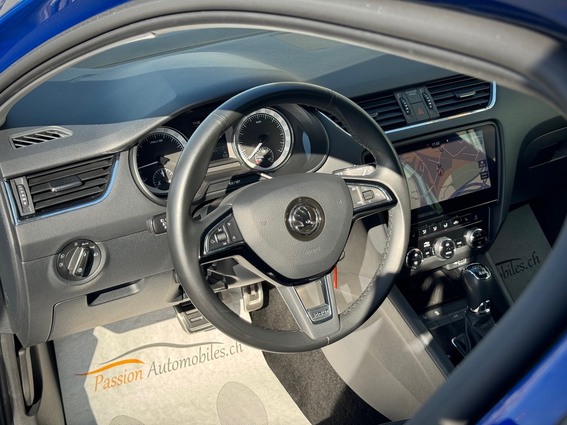 SKODA Octavia Combi 2.0 TDI Scout 4x4 DSG - Véhicule Suisse (CH)-image-6