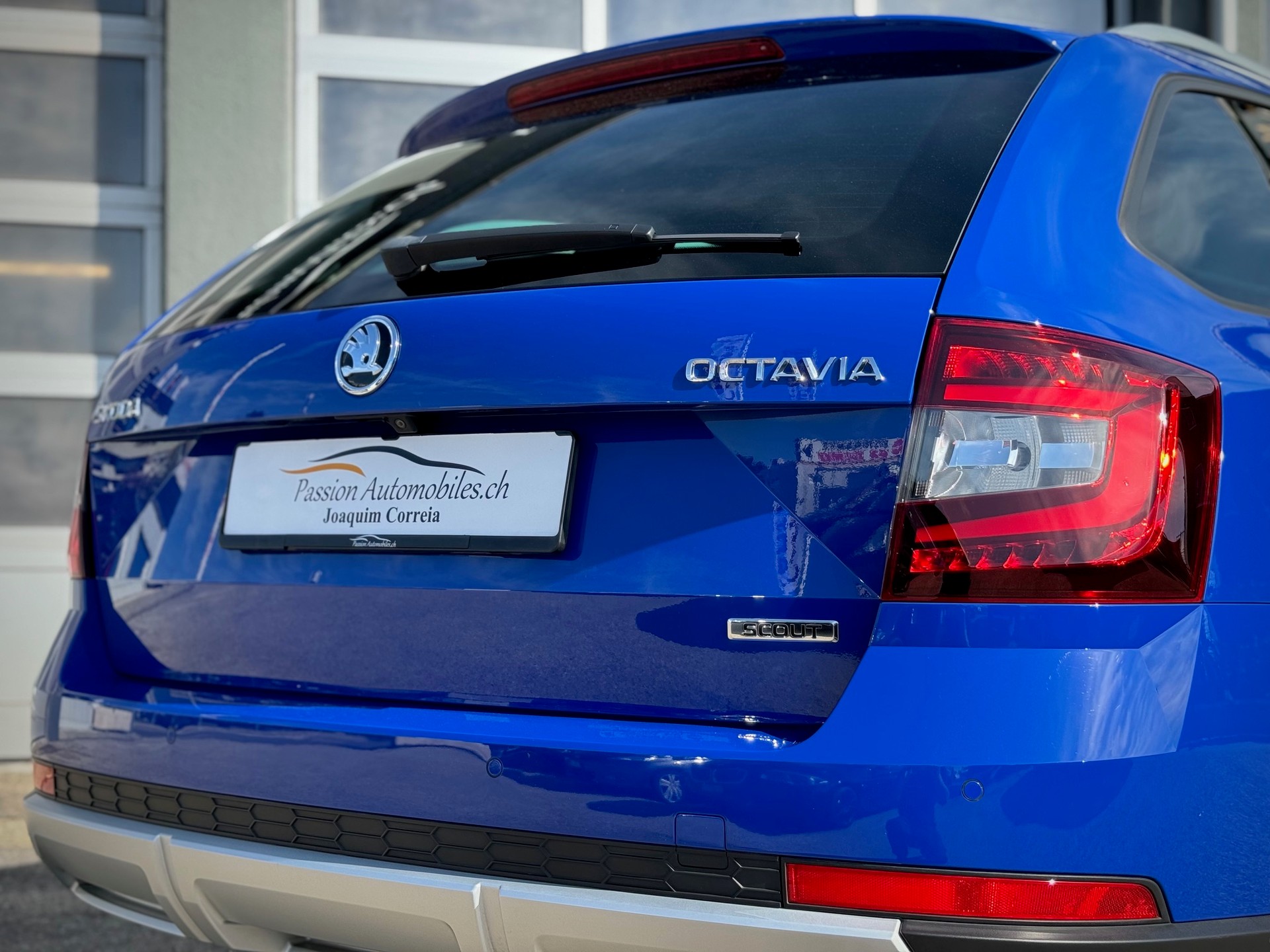 SKODA Octavia Combi 2.0 TDI Scout 4x4 DSG - Véhicule Suisse (CH)-image-5