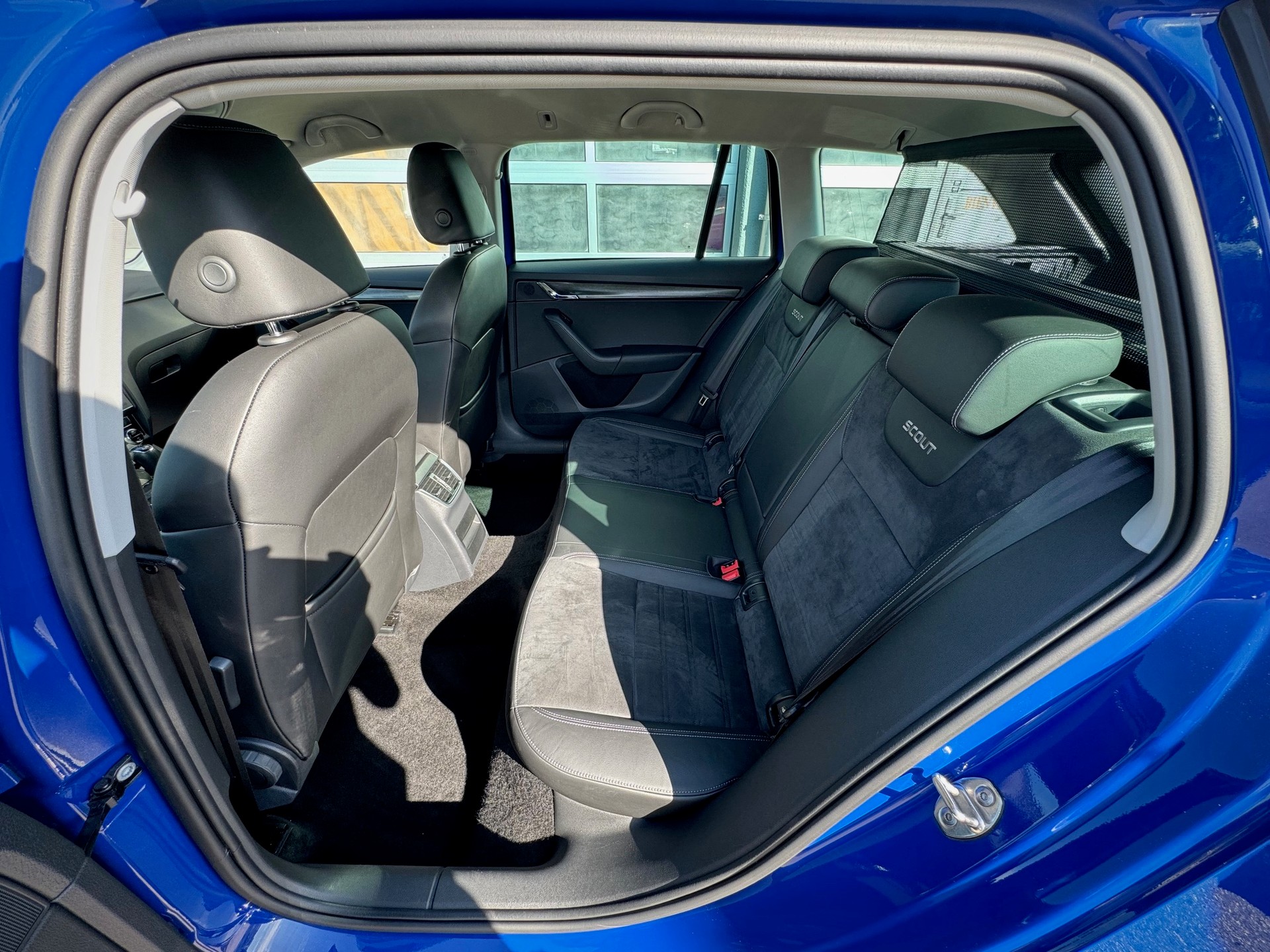 SKODA Octavia Combi 2.0 TDI Scout 4x4 DSG - Véhicule Suisse (CH)-image-8