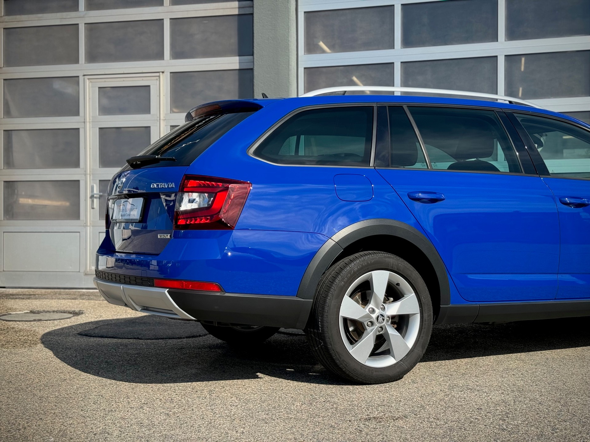 SKODA Octavia Combi 2.0 TDI Scout 4x4 DSG - Véhicule Suisse (CH)-image-3