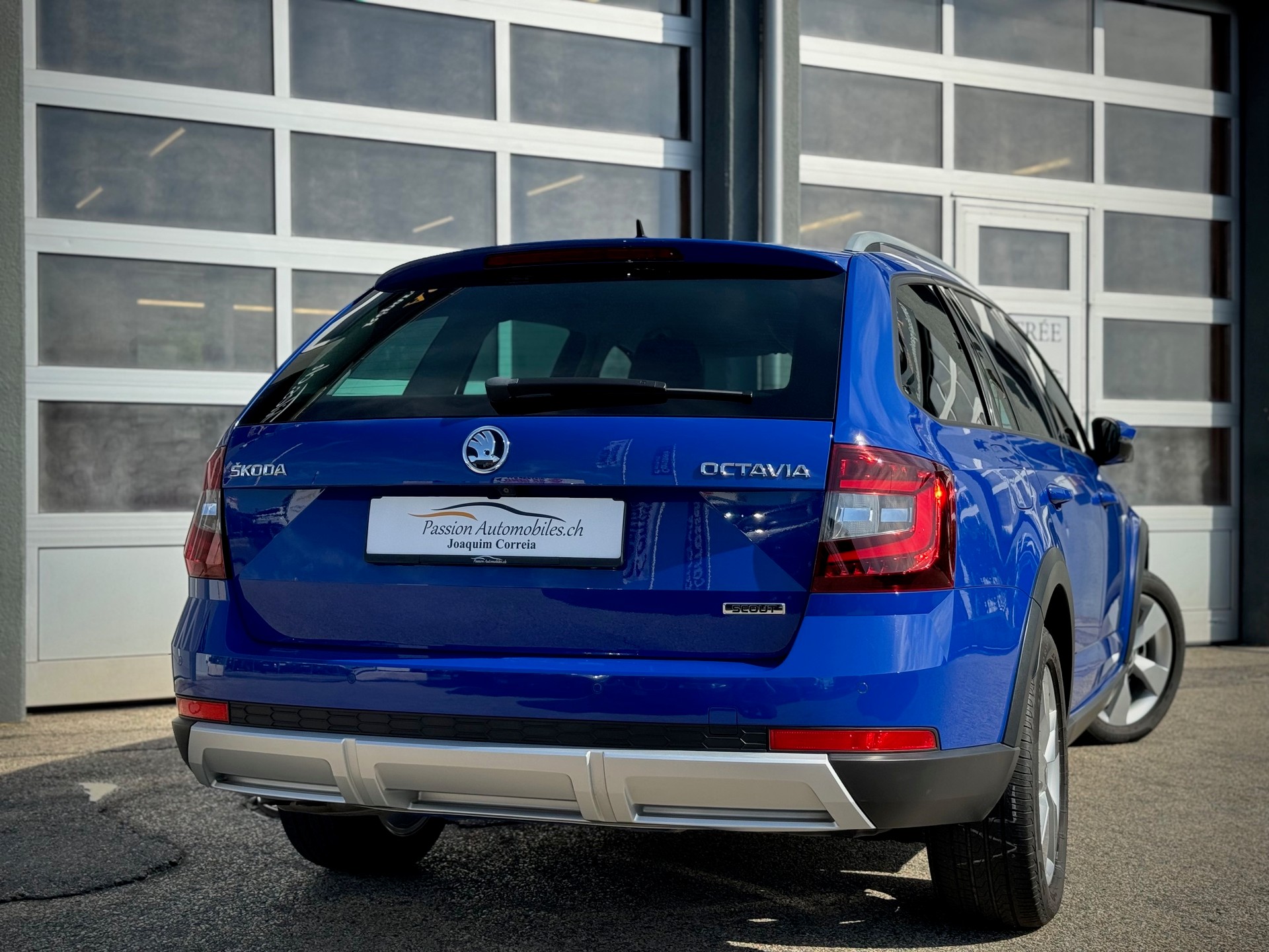 SKODA Octavia Combi 2.0 TDI Scout 4x4 DSG - Véhicule Suisse (CH)-image-1