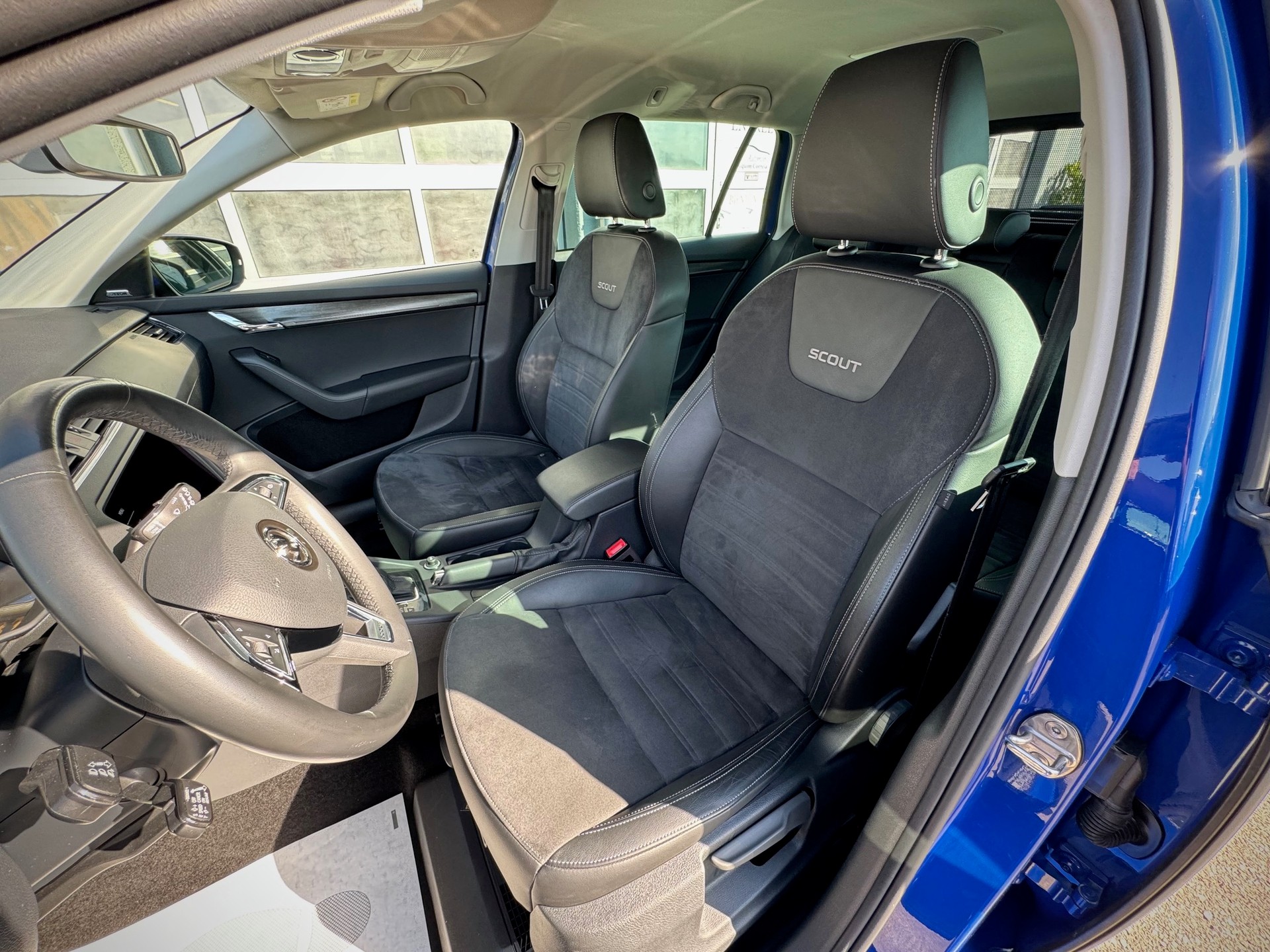 SKODA Octavia Combi 2.0 TDI Scout 4x4 DSG - Véhicule Suisse (CH)-image-7