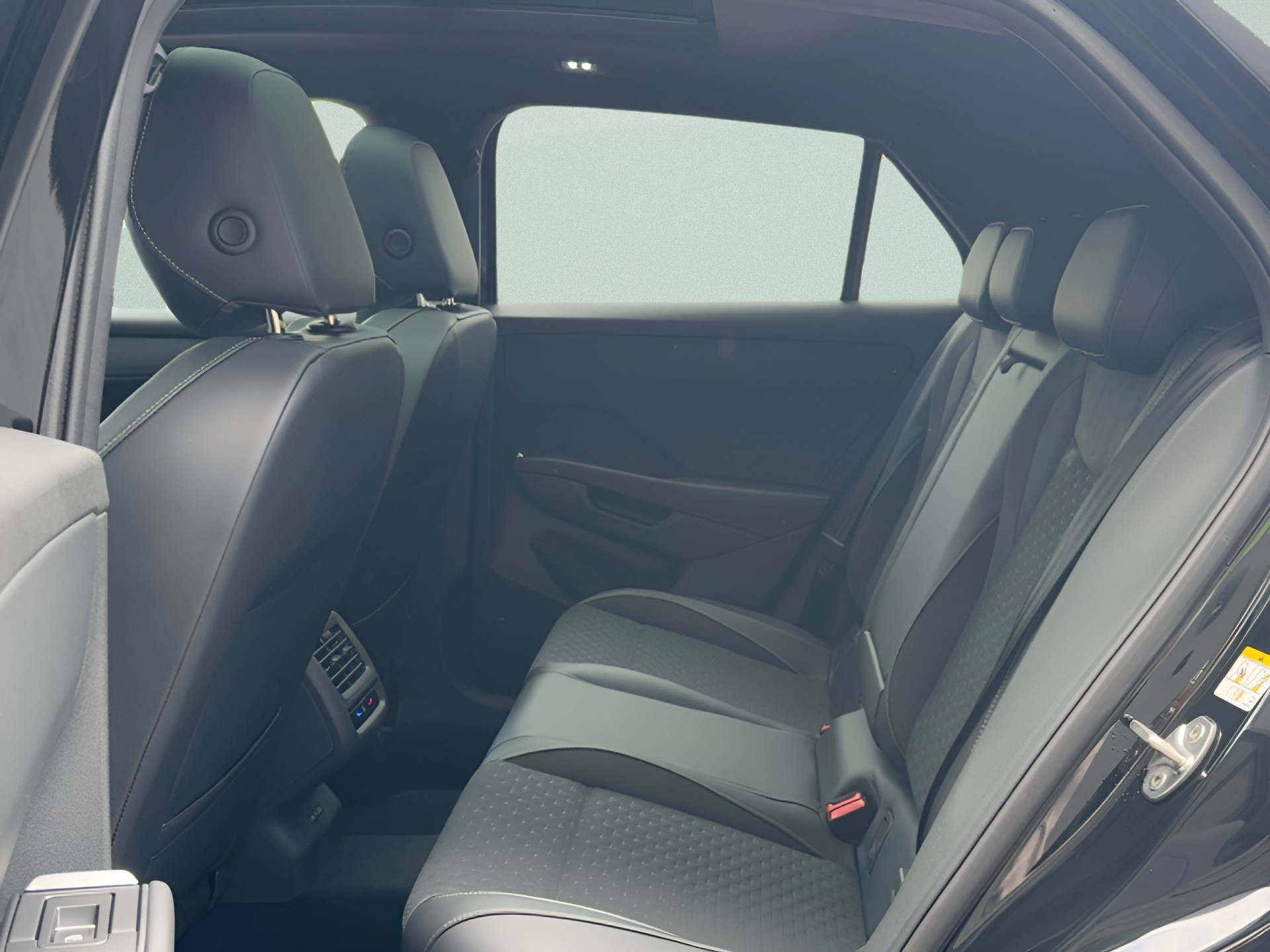 VW T-Roc 1.5 eTSI mHEV R-Line DSG-image-17