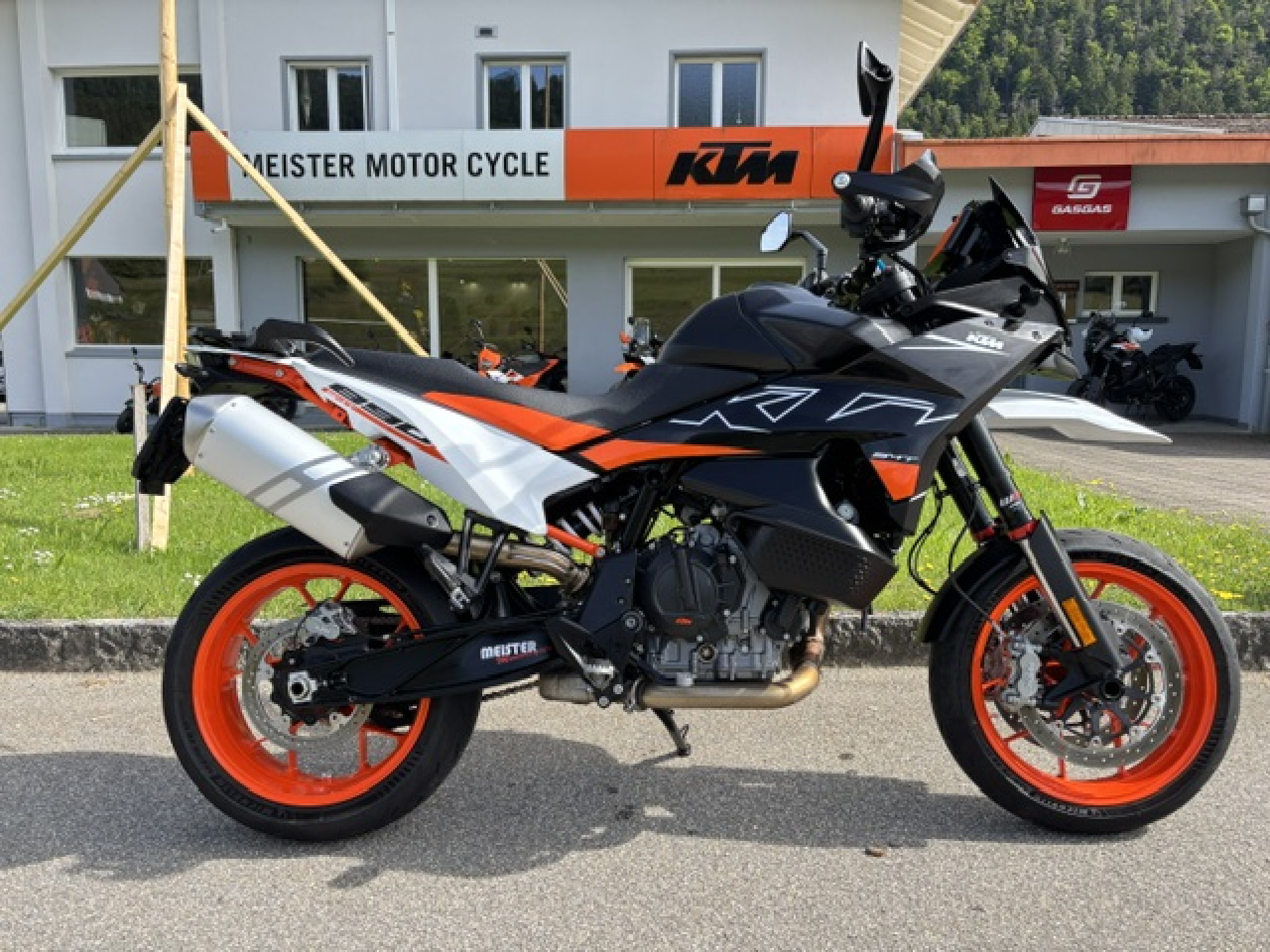 KTM 890 SMT-image-1