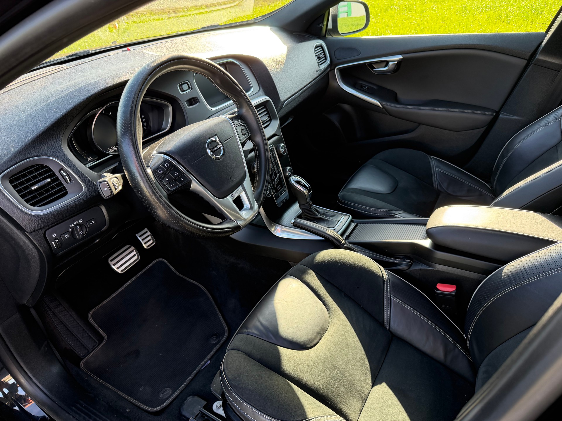 VOLVO V40 D2 R-Design Geartronic-image-8
