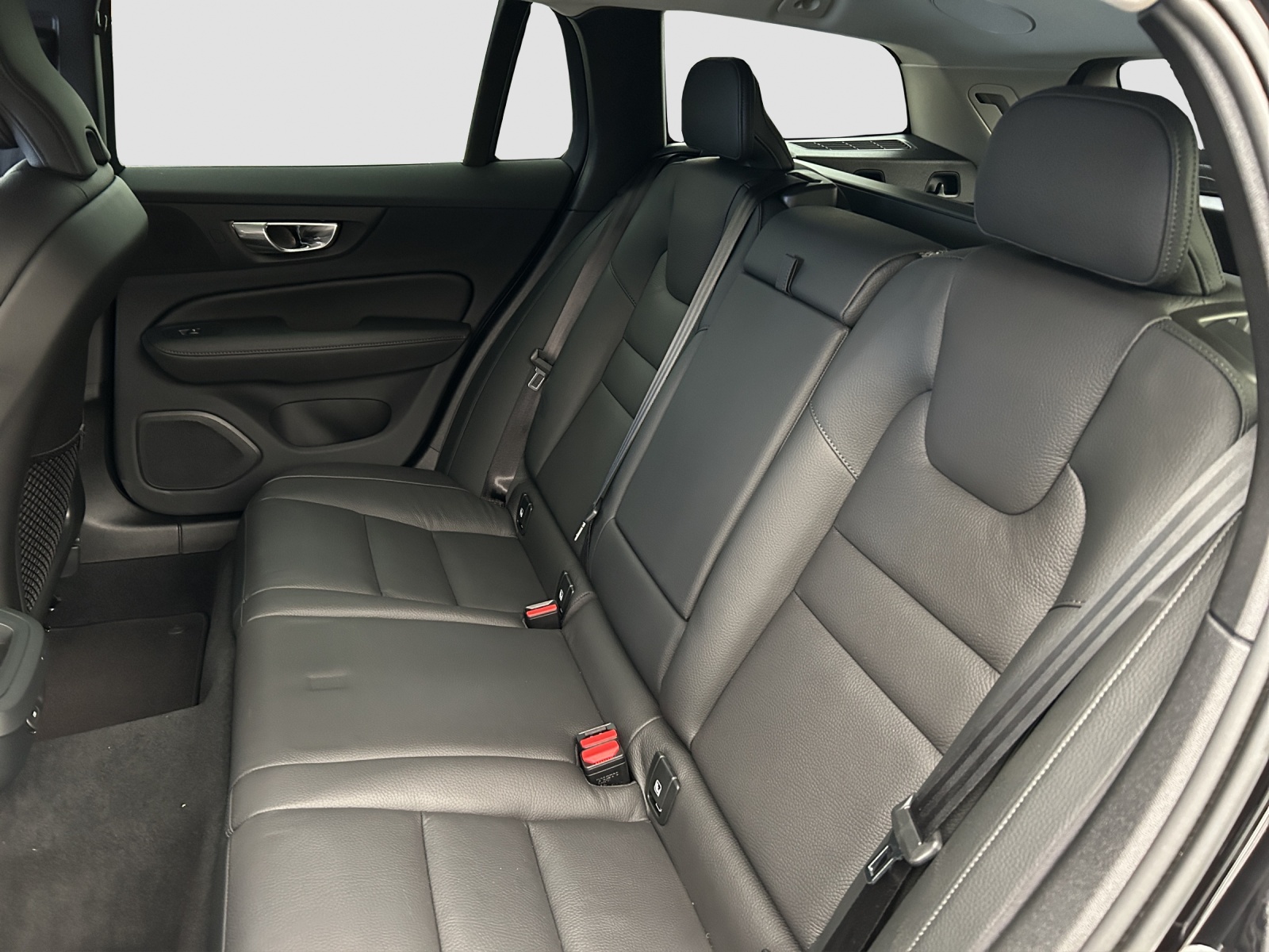 VOLVO V60 B4 Benzin Mild Hybrid Ultra Plus Dark DCT - Anhängevorrichtung - 360°Kamera-image-6