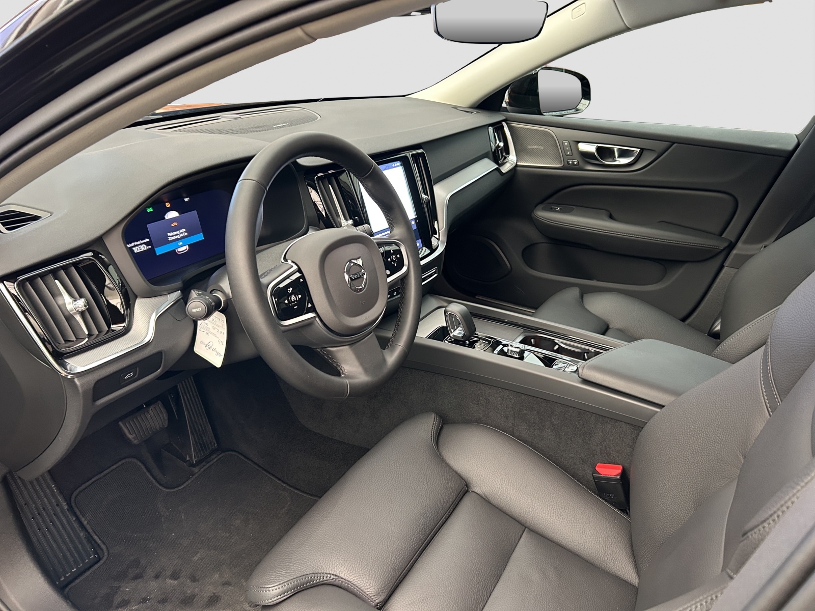 VOLVO V60 B4 Benzin Mild Hybrid Ultra Plus Dark DCT - Anhängevorrichtung - 360°Kamera-image-5