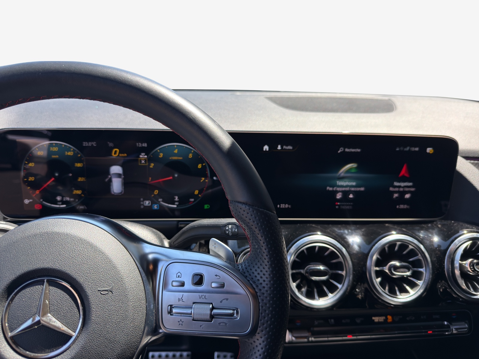 MERCEDES-BENZ GLA 180 AMG Line 7G-DCT-image-15