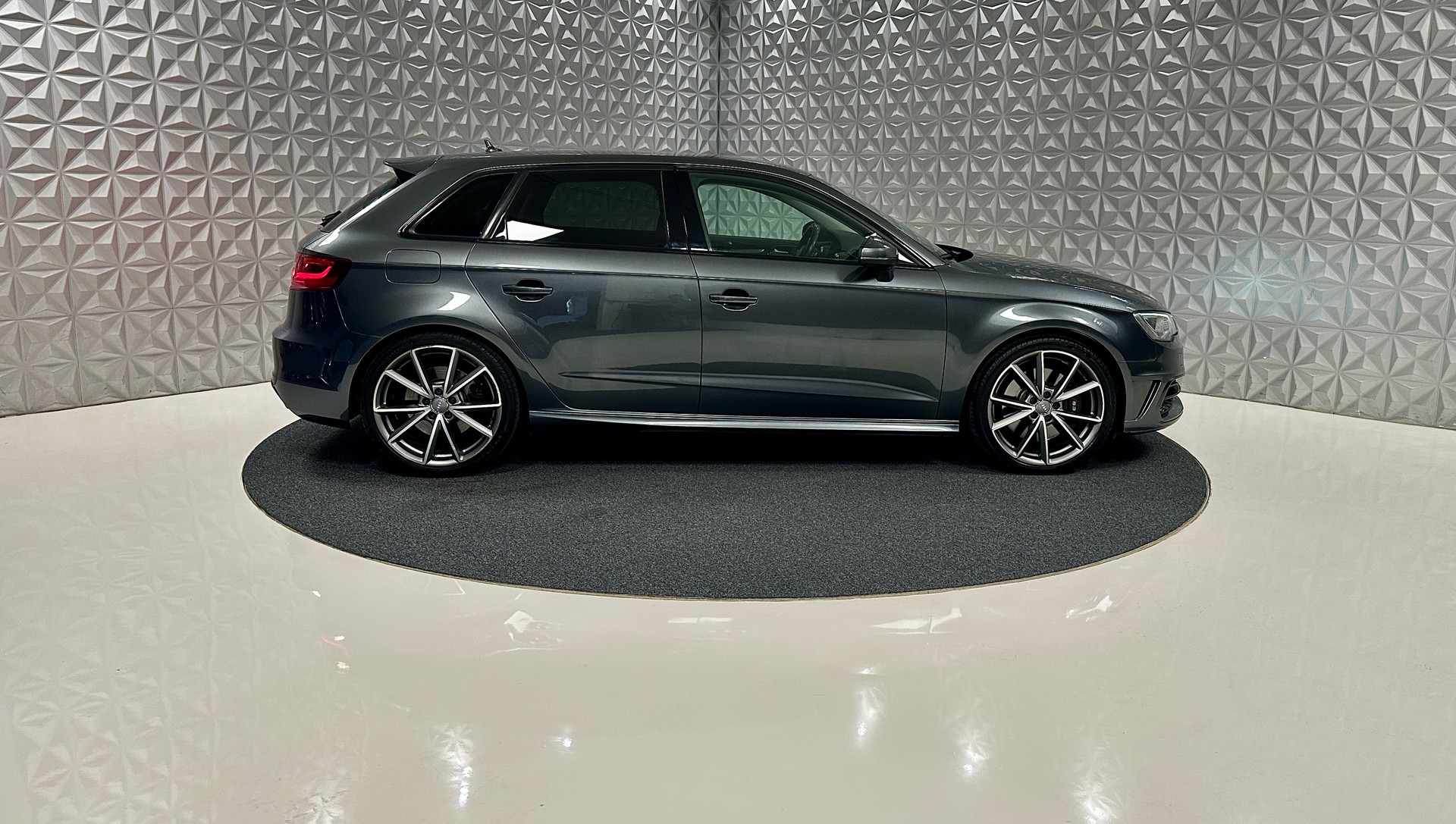 AUDI S3 Sportback 2.0 TFSI quattro S-tronic-showroom-element-3