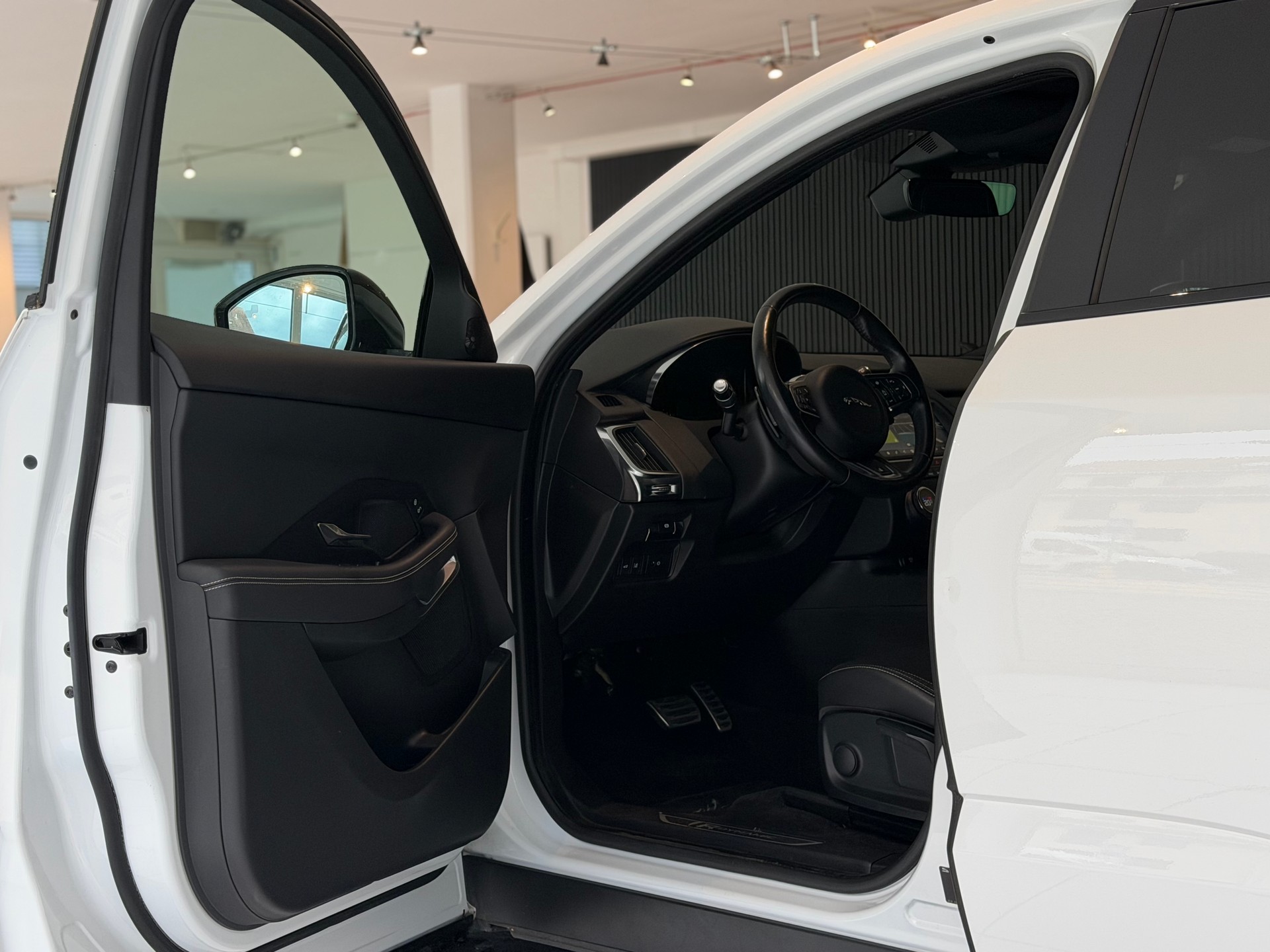 JAGUAR E-Pace 2.0 P250 R-Dynamic SE AWD Automatik **Frisch ab MFK & Service**-image-9