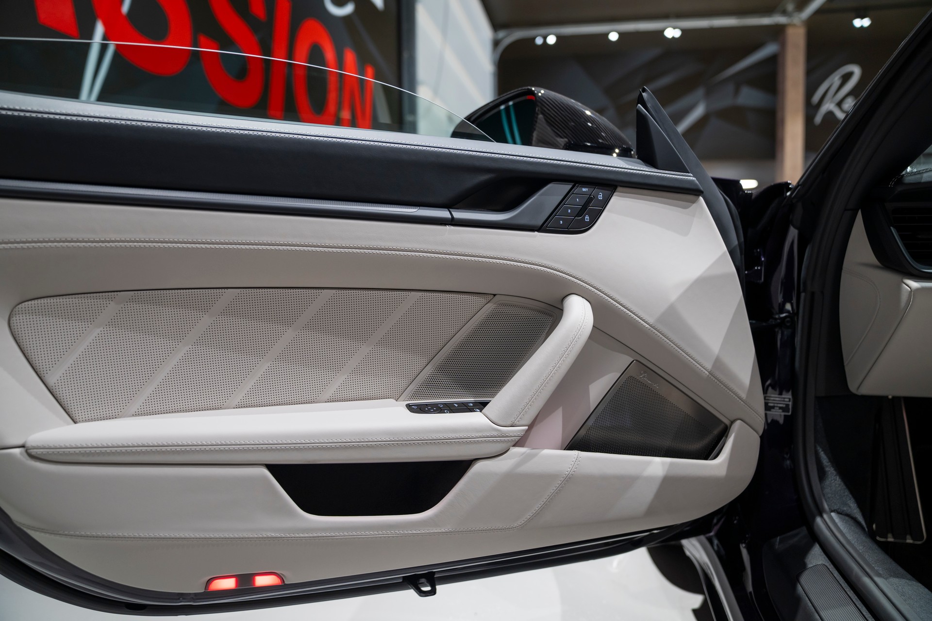PORSCHE 911 Turbo S Cabriolet PDK-image-14