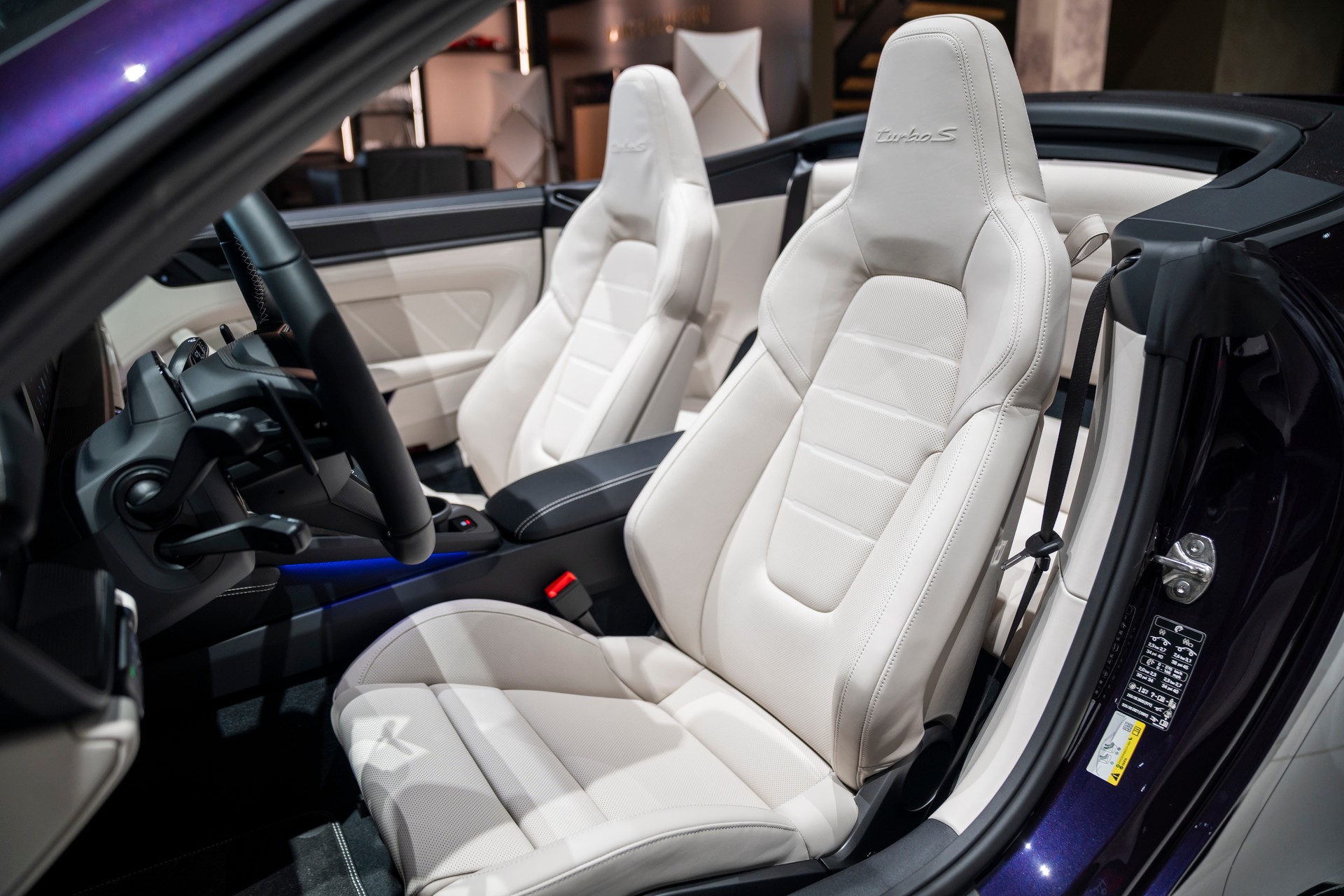 PORSCHE 911 Turbo S Cabriolet PDK-image-13