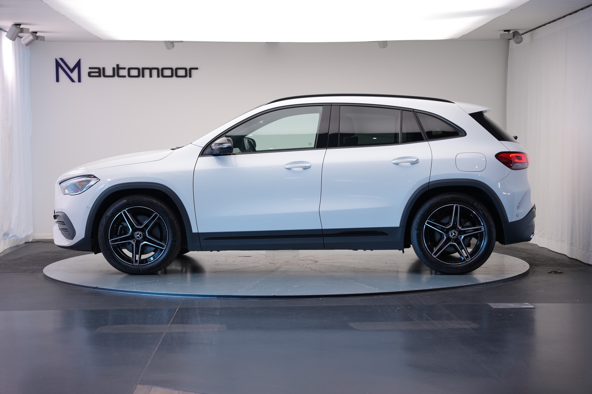 MERCEDES-BENZ GLA 250 4Matic AMG Line 8G-DCT *CH-Fahrzeug* *AHK* *Panorama*-image-7