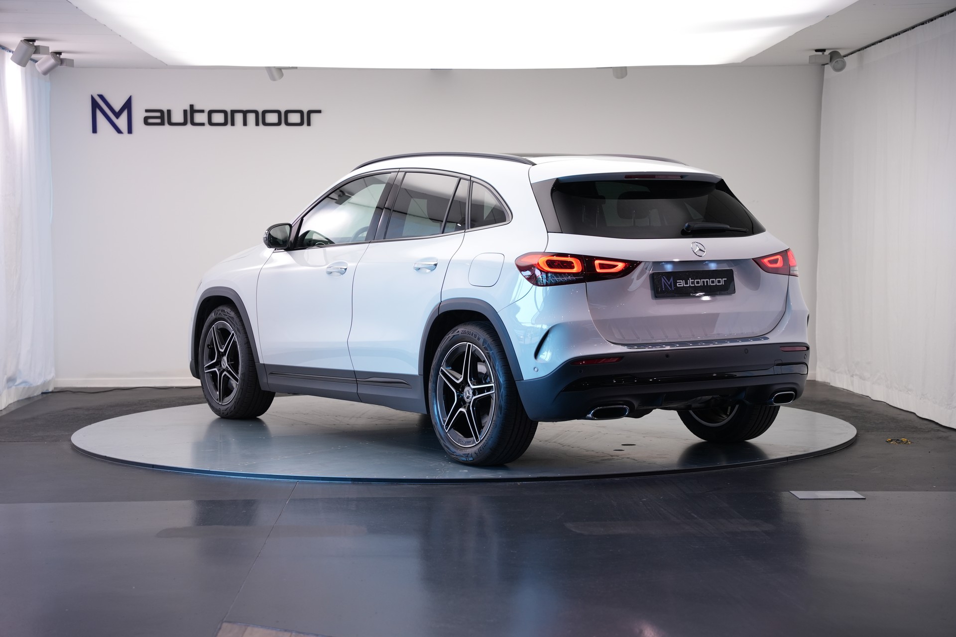 MERCEDES-BENZ GLA 250 4Matic AMG Line 8G-DCT *CH-Fahrzeug* *AHK* *Panorama*-image-6