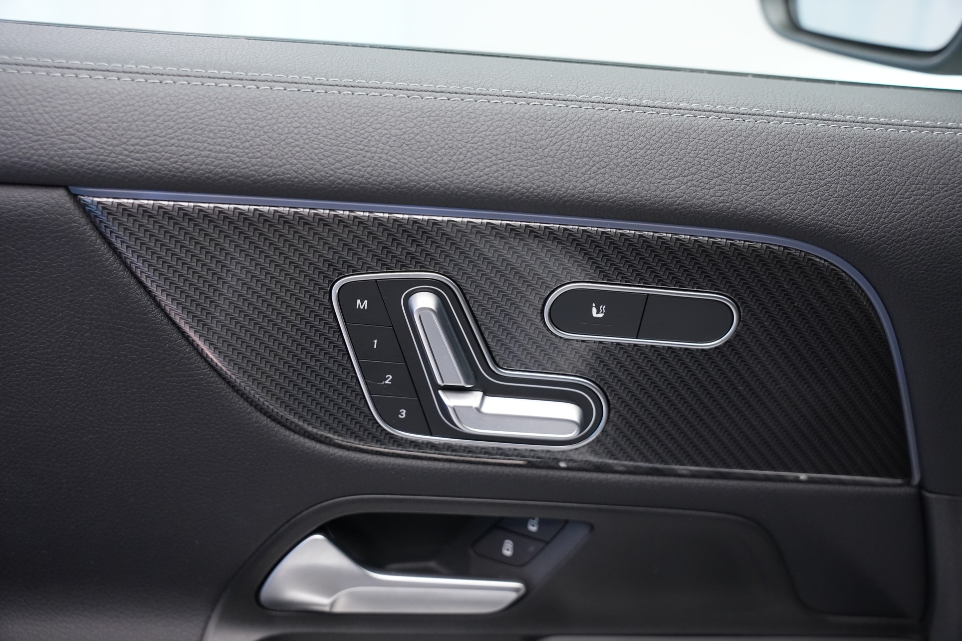 MERCEDES-BENZ GLA 250 4Matic AMG Line 8G-DCT *CH-Fahrzeug* *AHK* *Panorama*-image-17