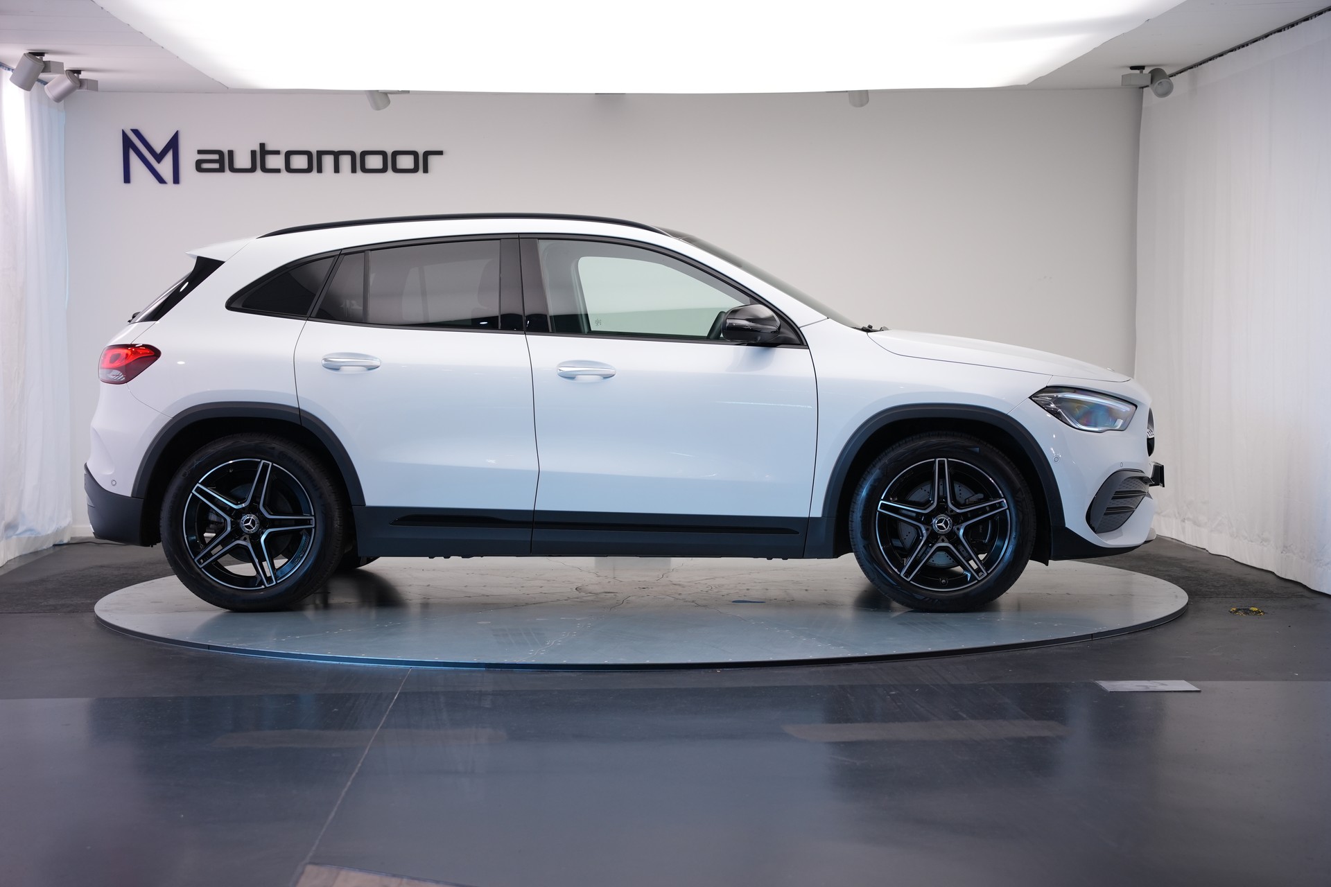 MERCEDES-BENZ GLA 250 4Matic AMG Line 8G-DCT *CH-Fahrzeug* *AHK* *Panorama*-showroom-element-3