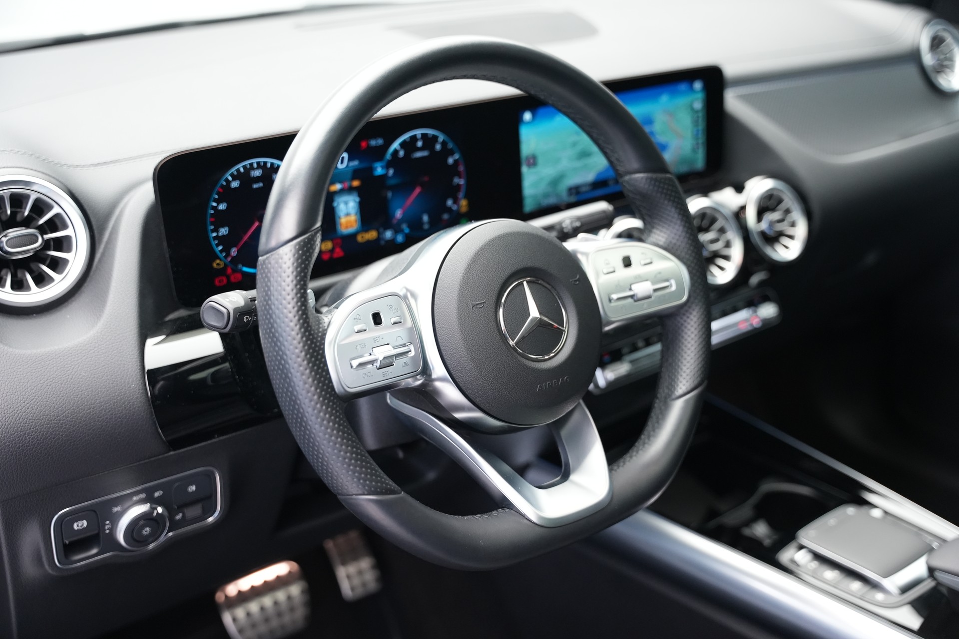 MERCEDES-BENZ GLA 250 4Matic AMG Line 8G-DCT *CH-Fahrzeug* *AHK* *Panorama*-image-20