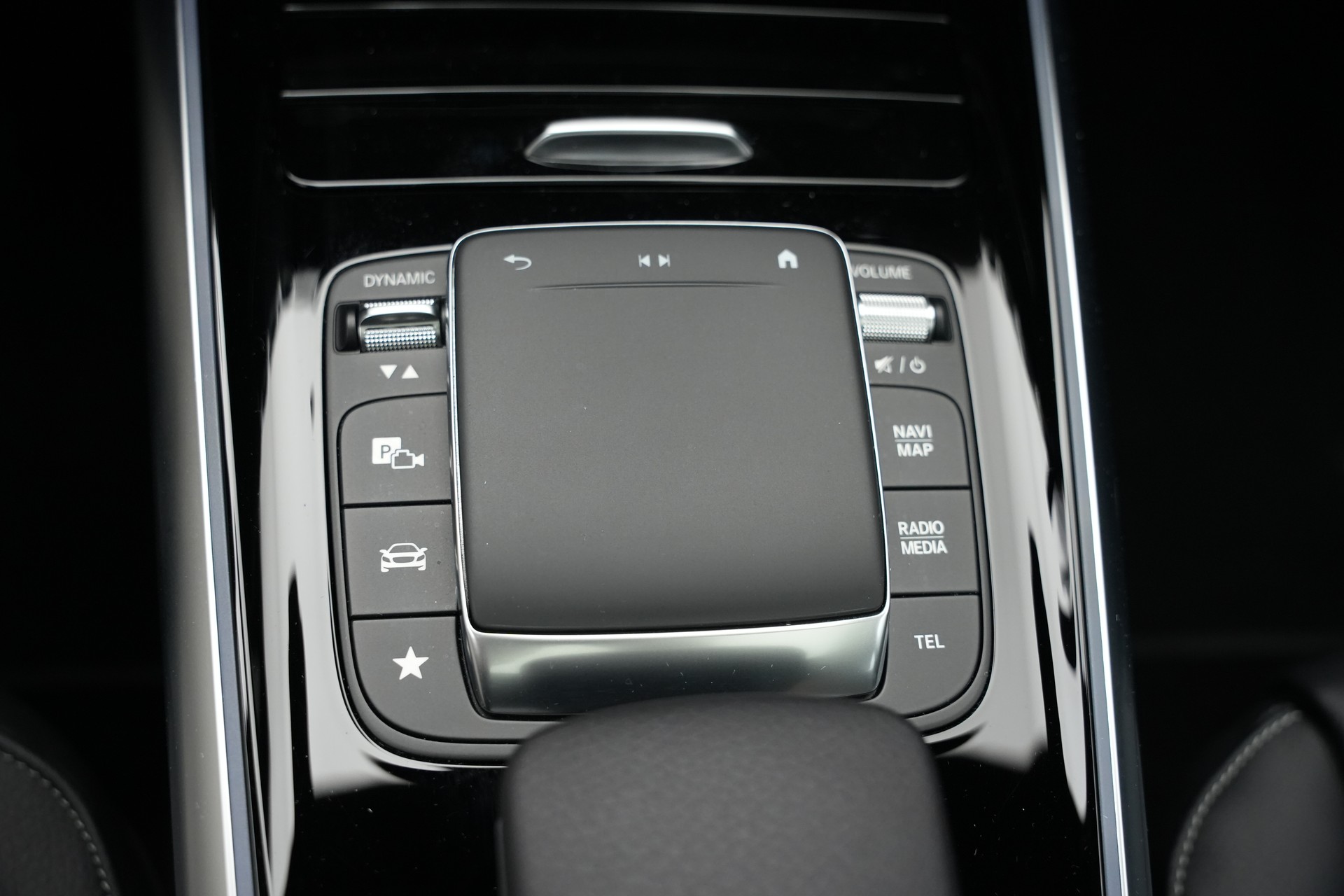 MERCEDES-BENZ GLA 250 4Matic AMG Line 8G-DCT *CH-Fahrzeug* *AHK* *Panorama*-image-35