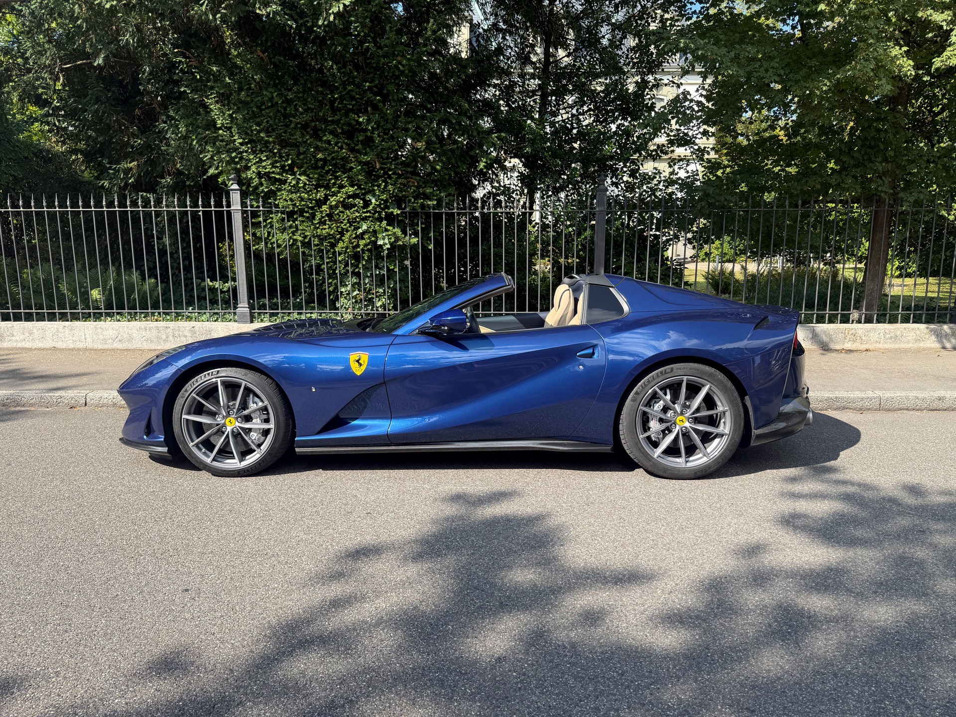 FERRARI 812 GTS-showroom-element-2