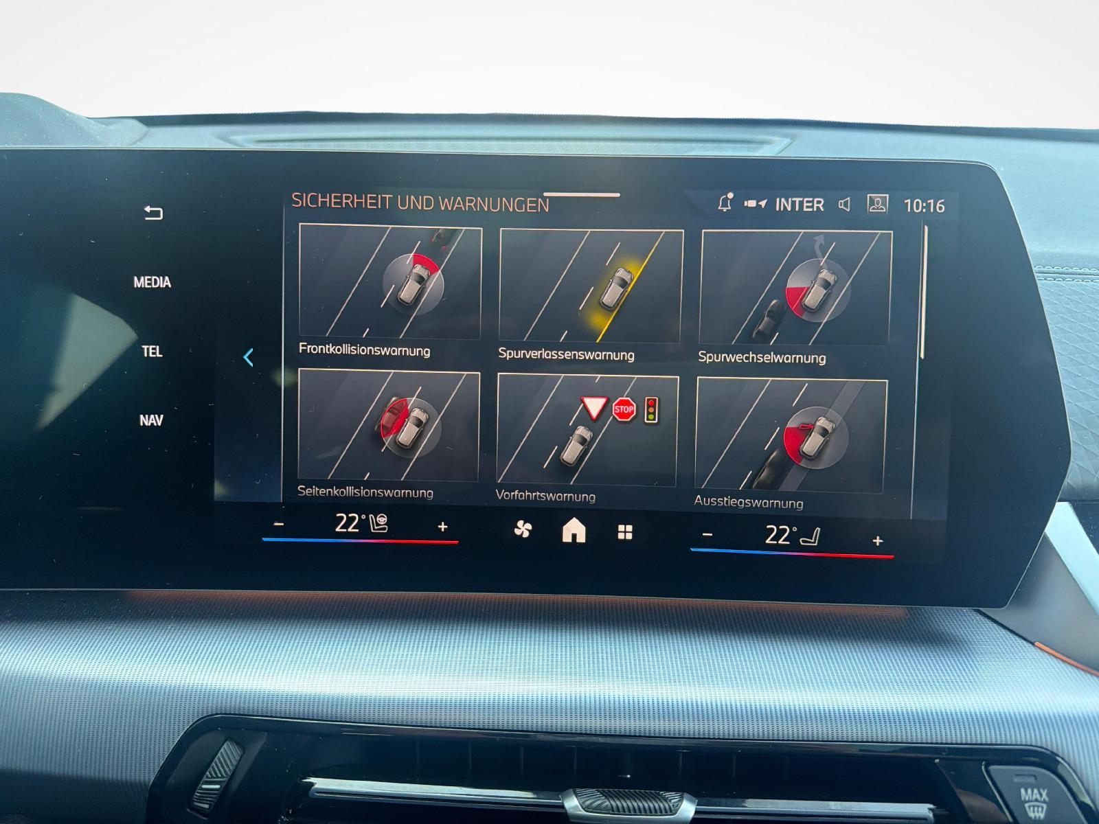 BMW iX2 30 xDrive-image-18