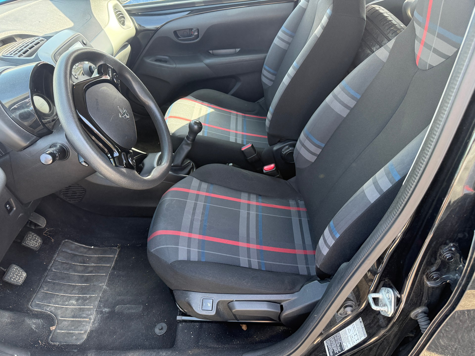 PEUGEOT 108 1.2 VTi Feline-image-10