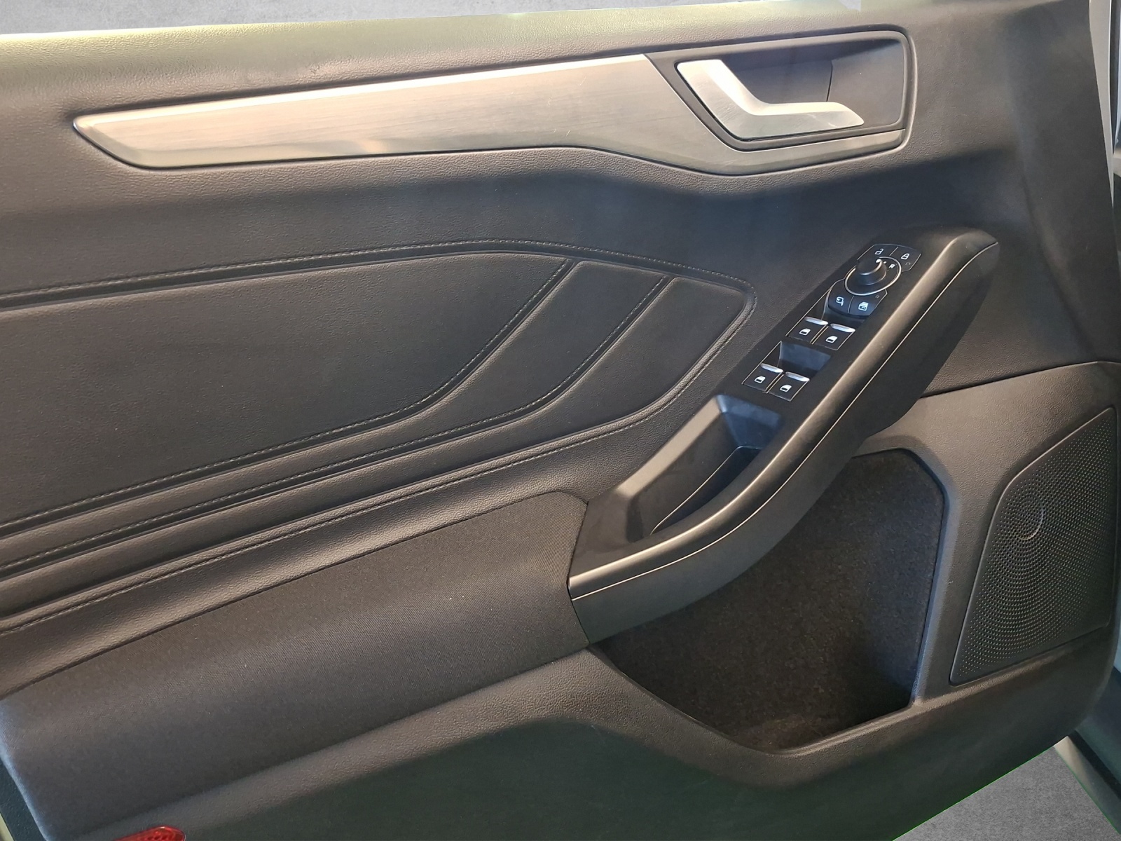 FORD Focus Station Wagon 1.0i EcoB Hybrid 125 Titanium-image-10