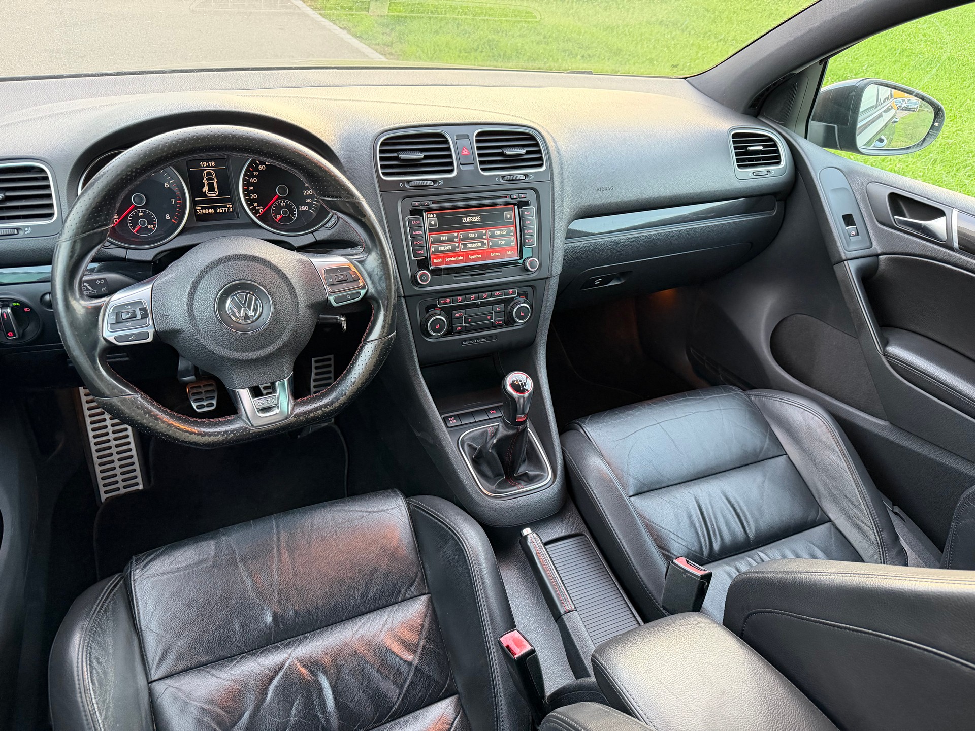 VW Golf 2.0 TSI GTI-showroom-element-2