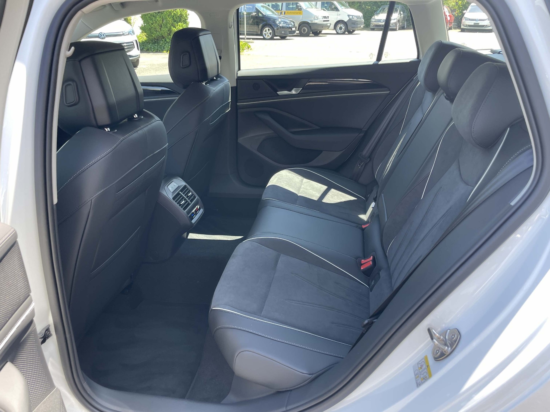 VW Passat Variant 2.0 TDI Business DSG-image-8