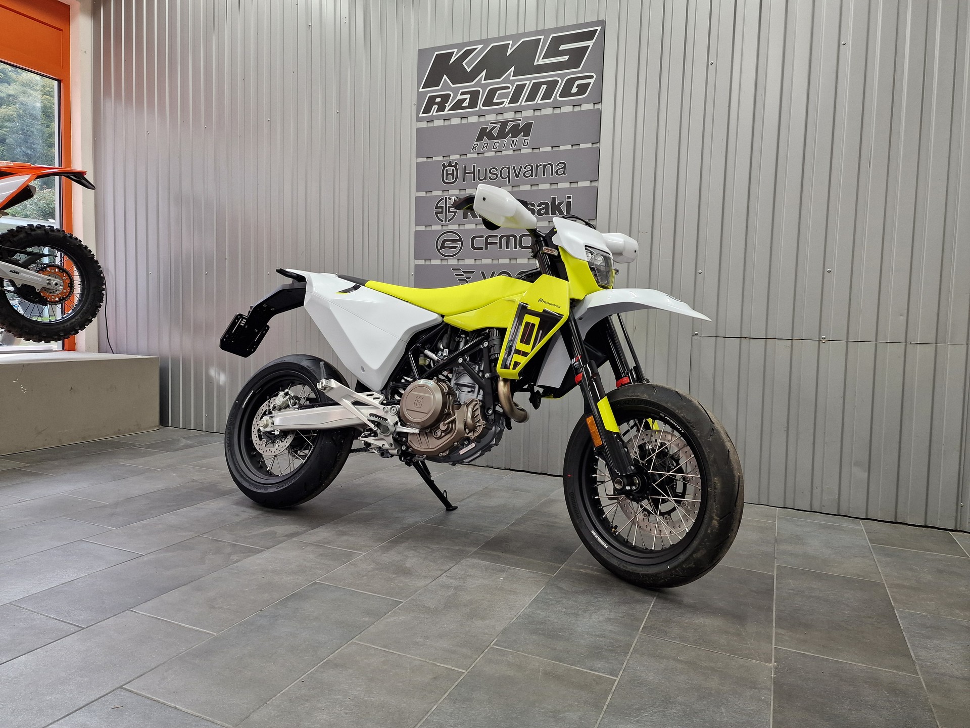 HUSQVARNA 701 Supermoto-image-1
