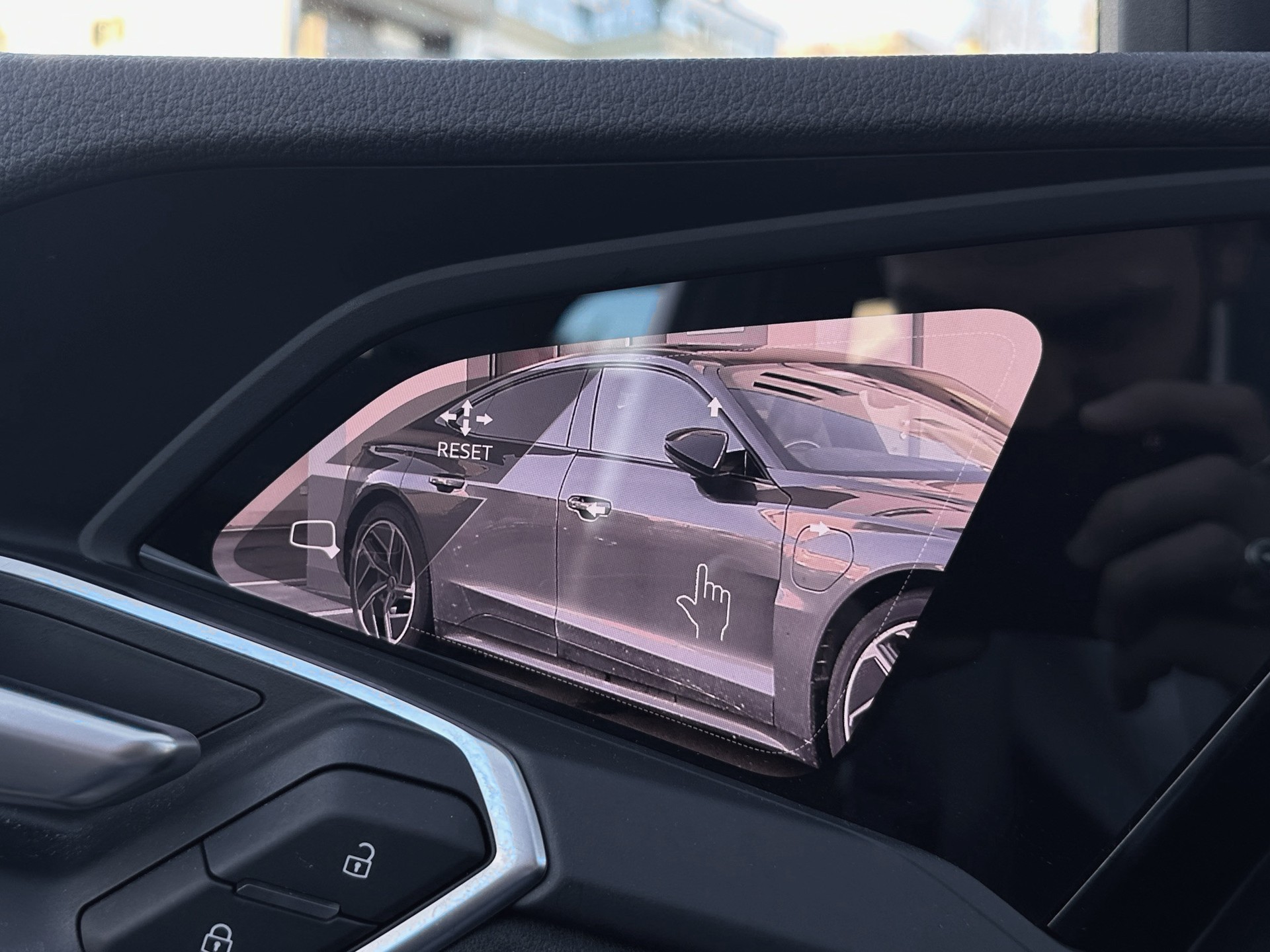 AUDI e-tron 55 Advanced quattro-image-12