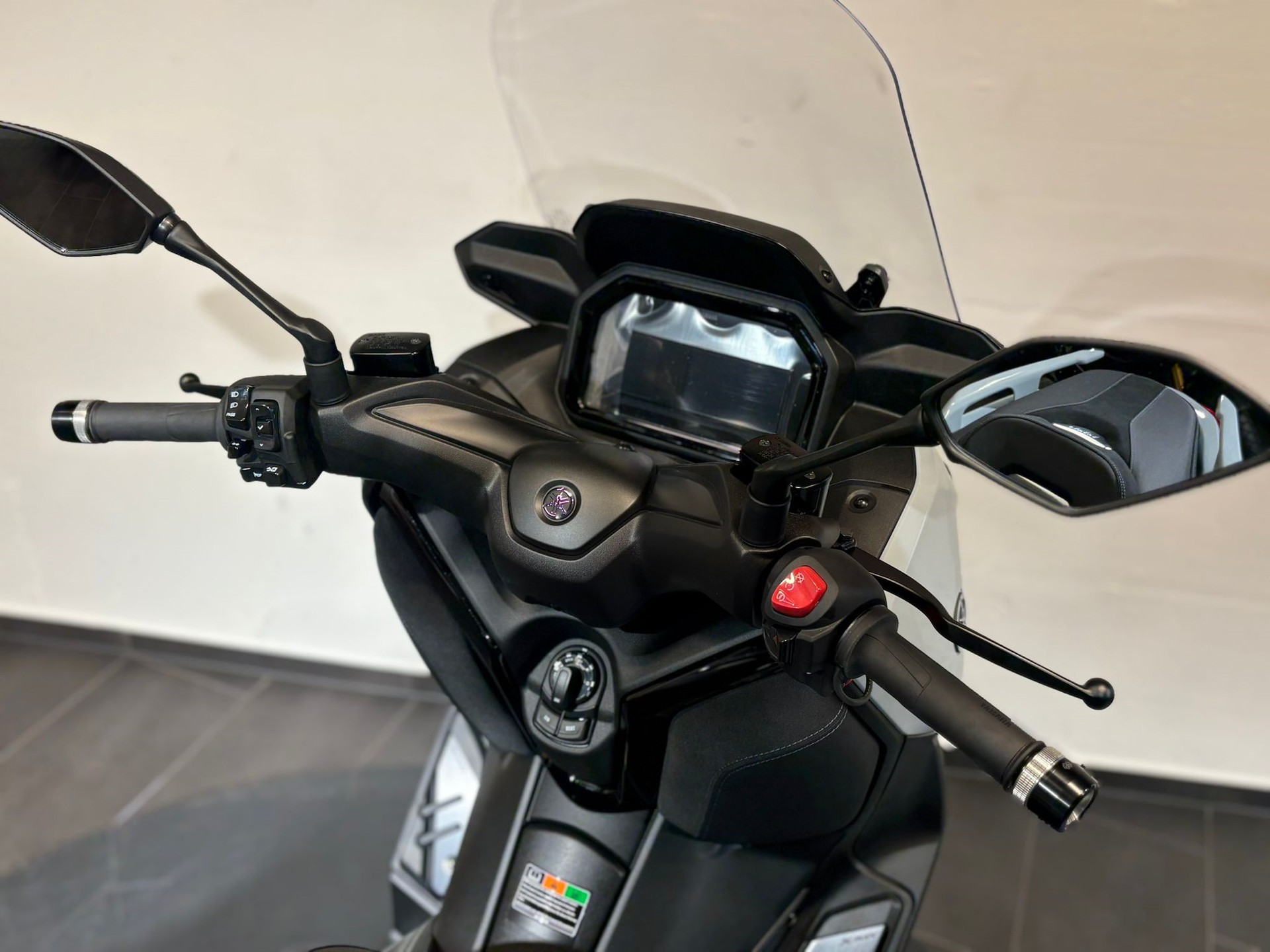 YAMAHA XMAX 300 Tech MAX+-image-14