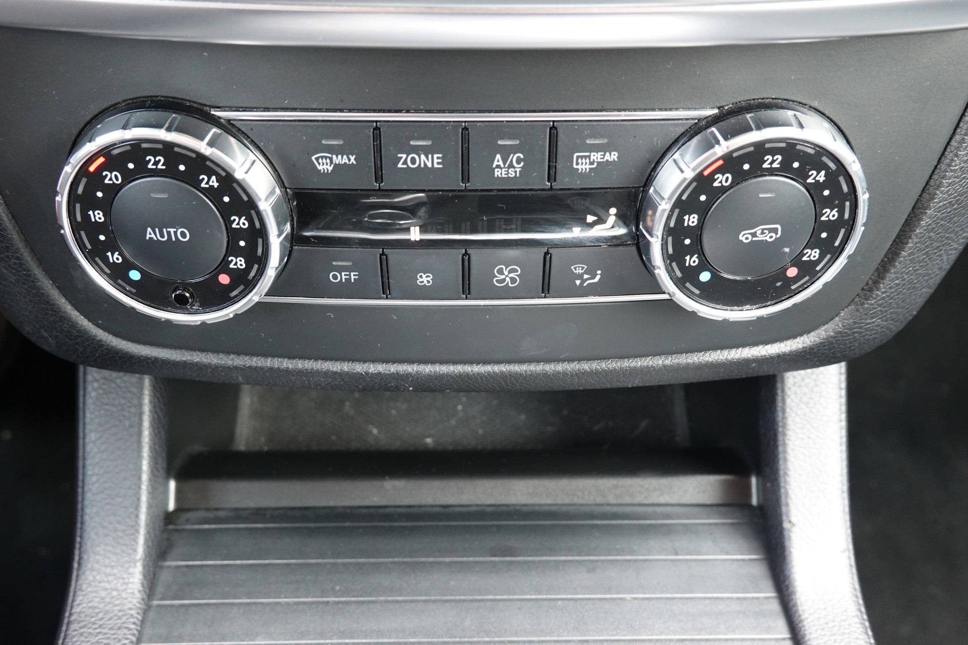 MERCEDES-BENZ ML 250 BlueTEC Edition 4Matic 7G-Tronic-image-16