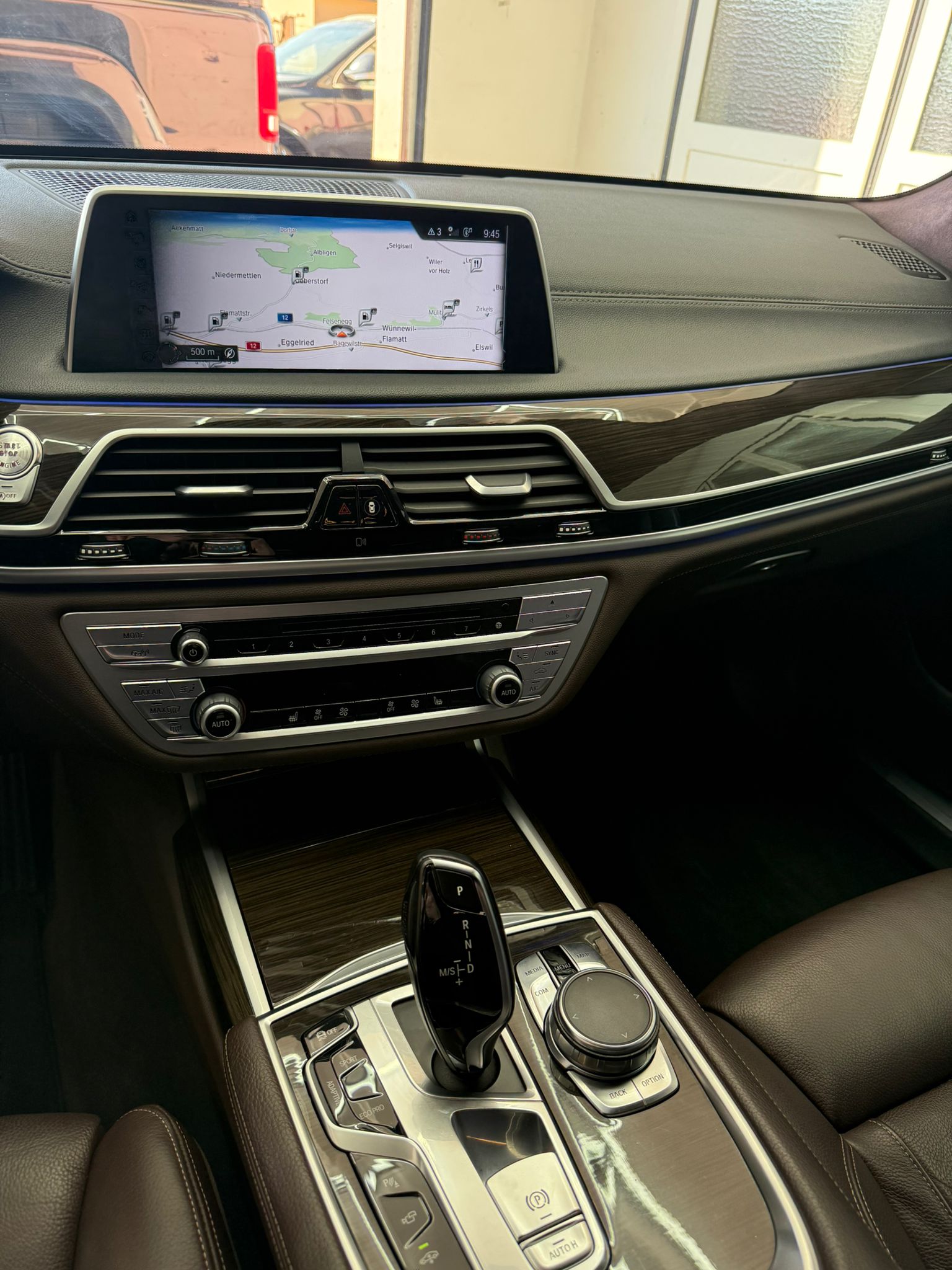 BMW 750i xDrive Steptronic-image-12