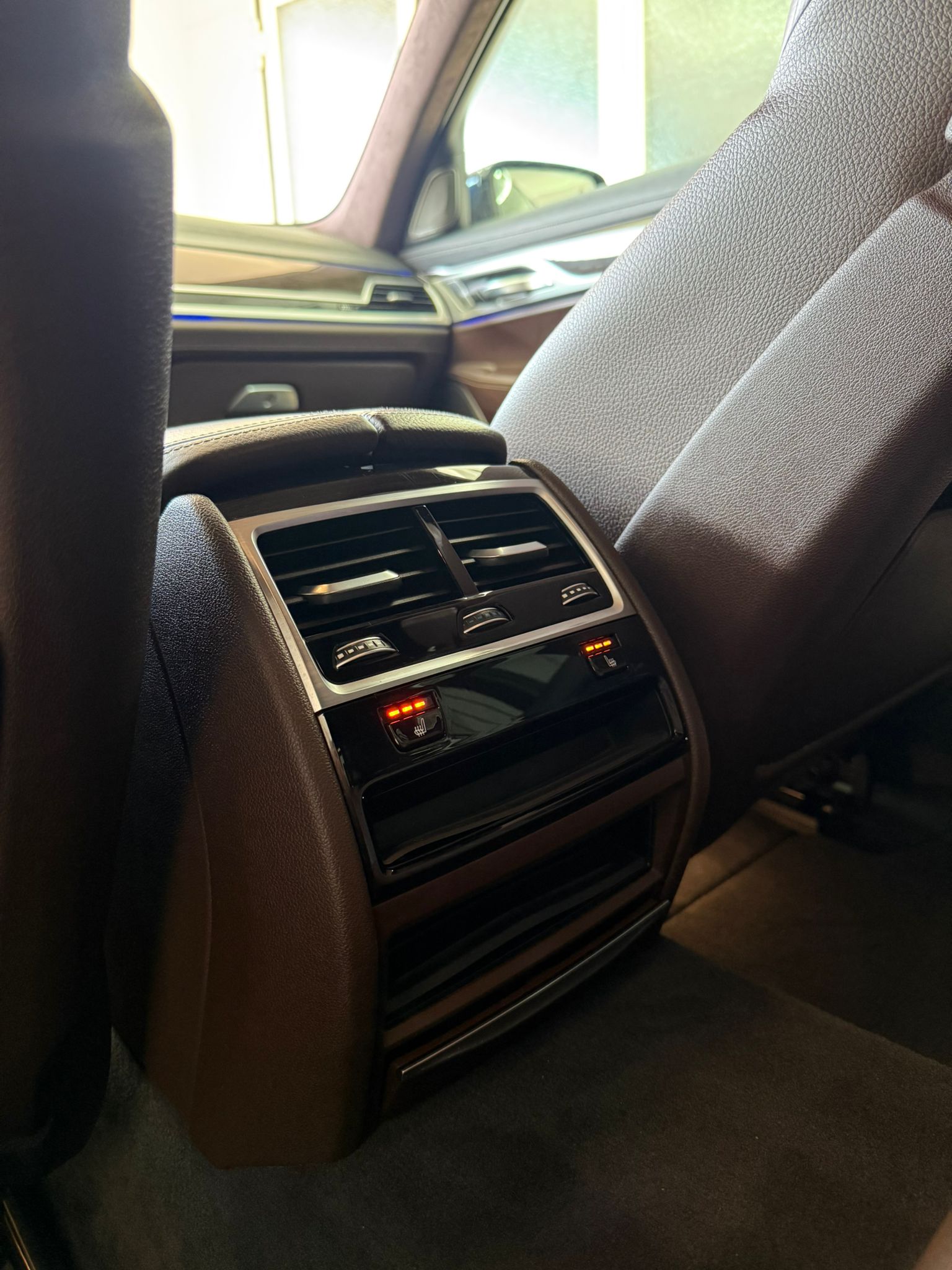BMW 750i xDrive Steptronic-image-8