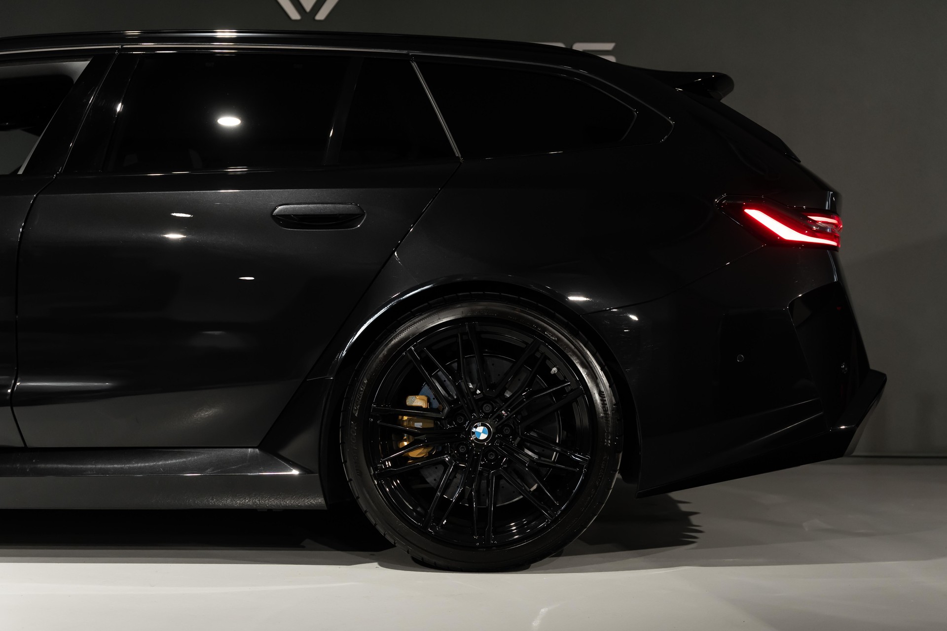 BMW M5 xDrive Touring-image-4