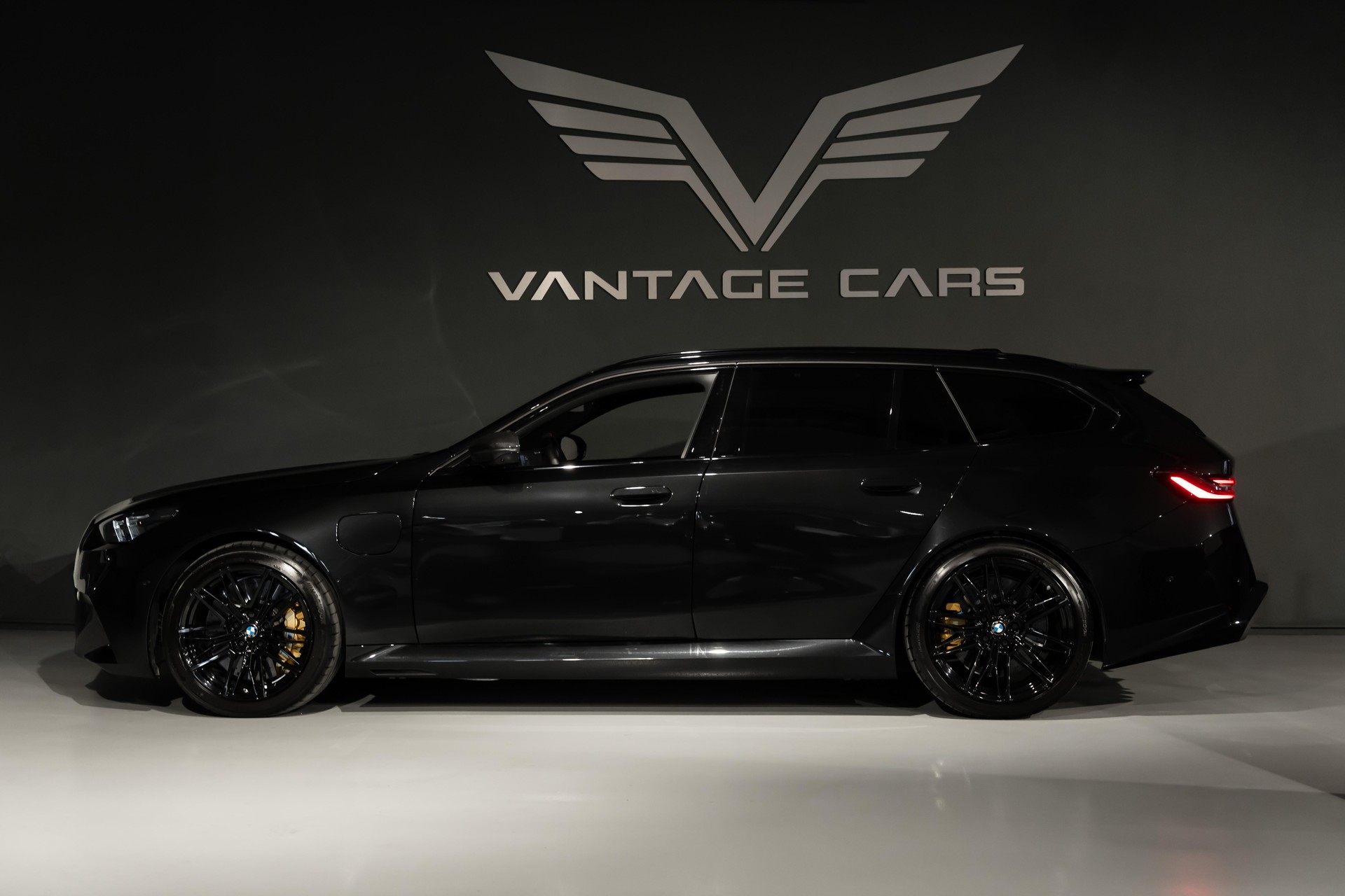 BMW M5 xDrive Touring-showroom-element-2