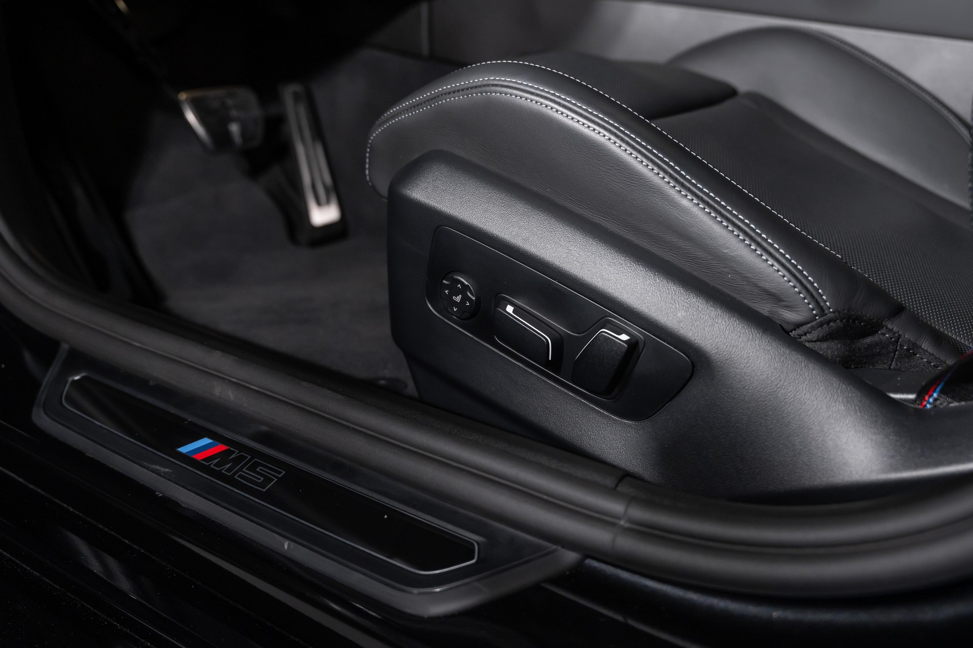 BMW M5 xDrive Touring-image-17