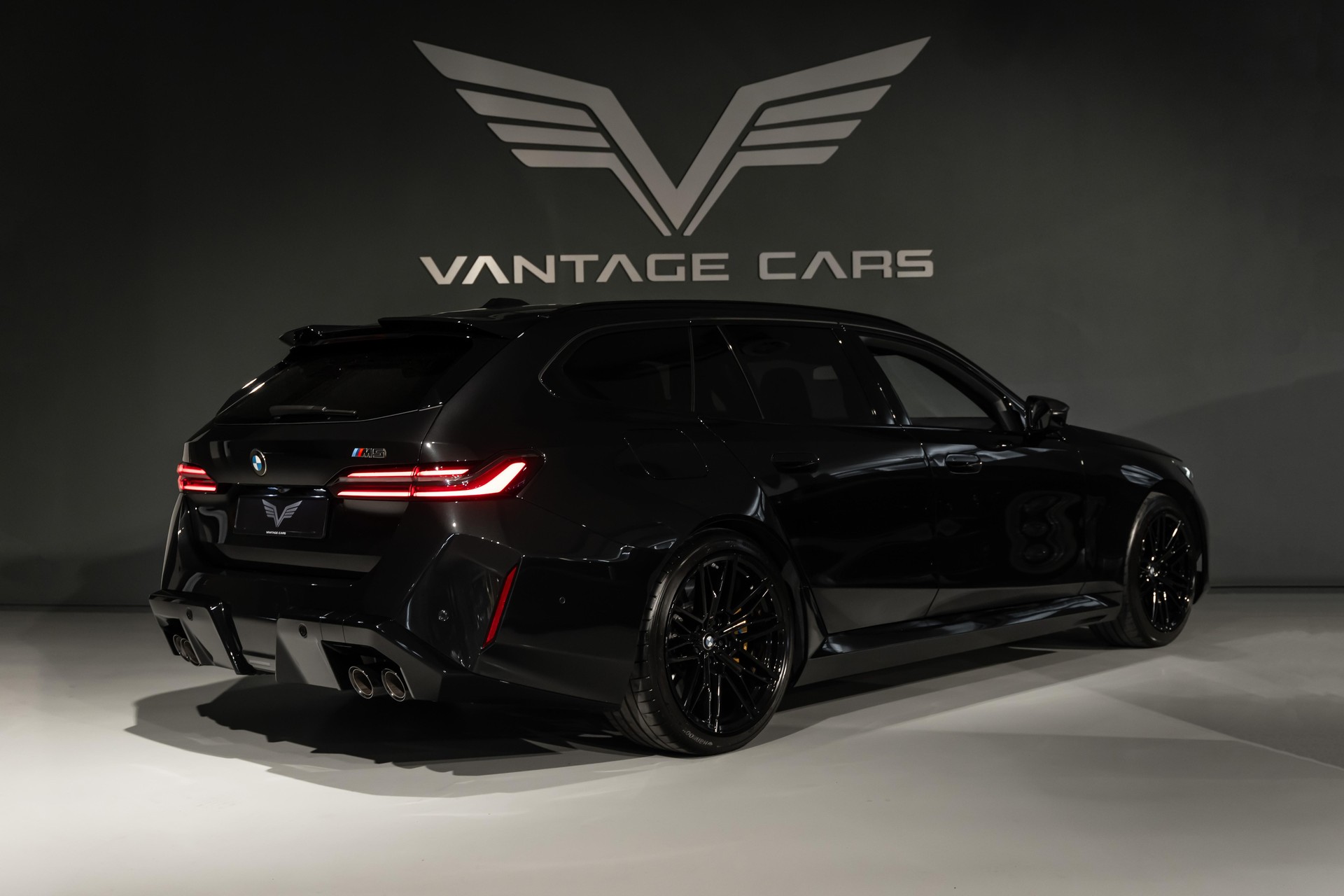 BMW M5 xDrive Touring-showroom-element-3