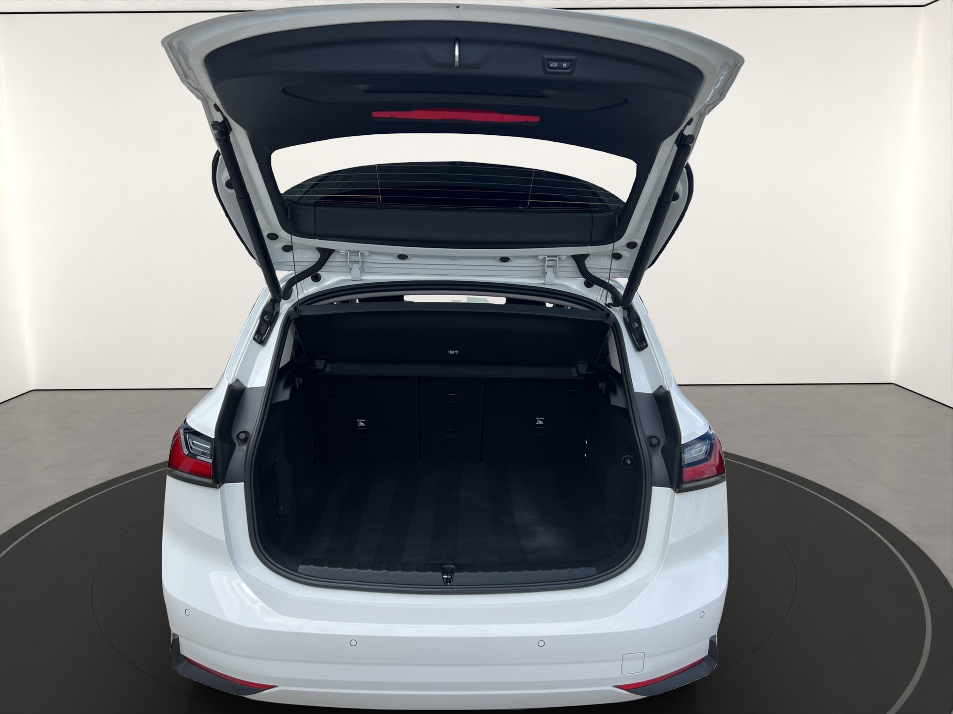 BMW 220i Active Tourer-image-22