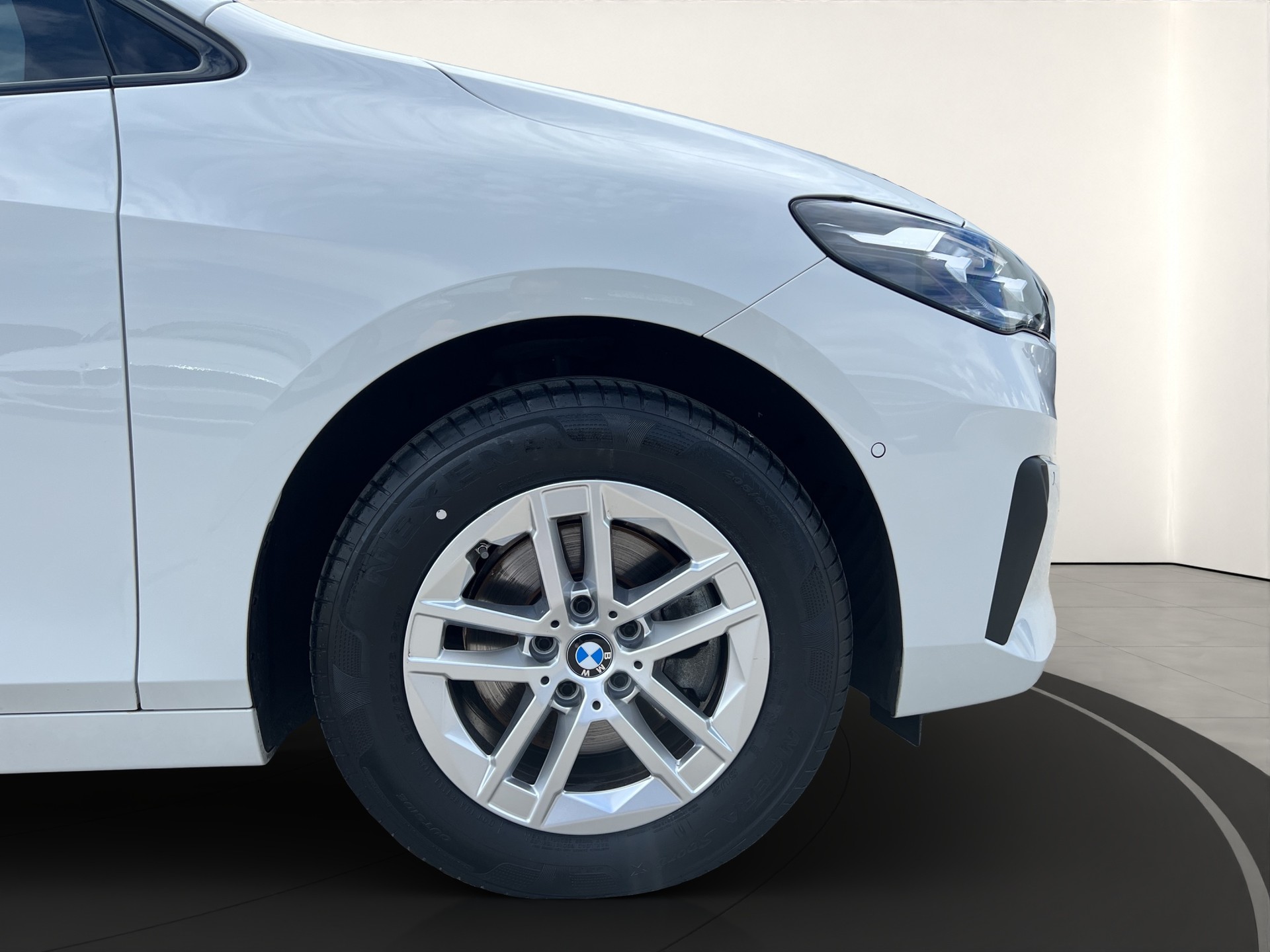 BMW 220i Active Tourer-image-6