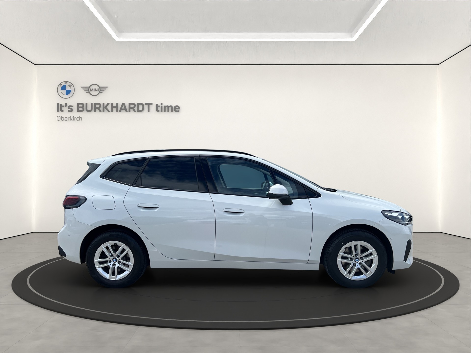 BMW 220i Active Tourer-image-5