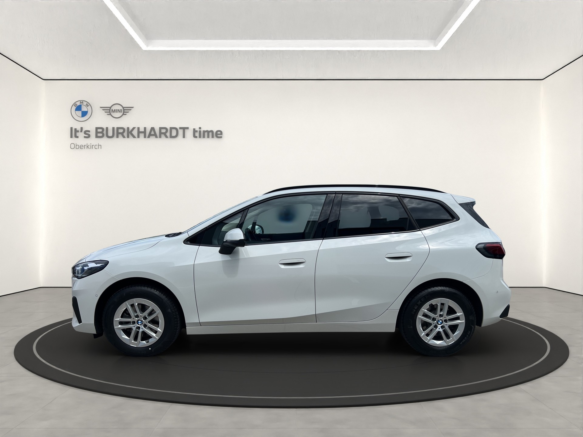 BMW 220i Active Tourer-showroom-element-1