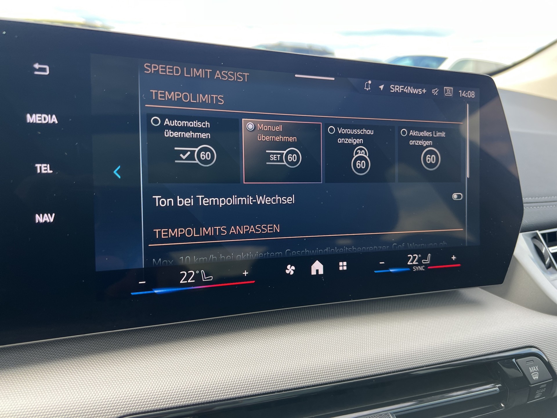 BMW 220i Active Tourer-image-16