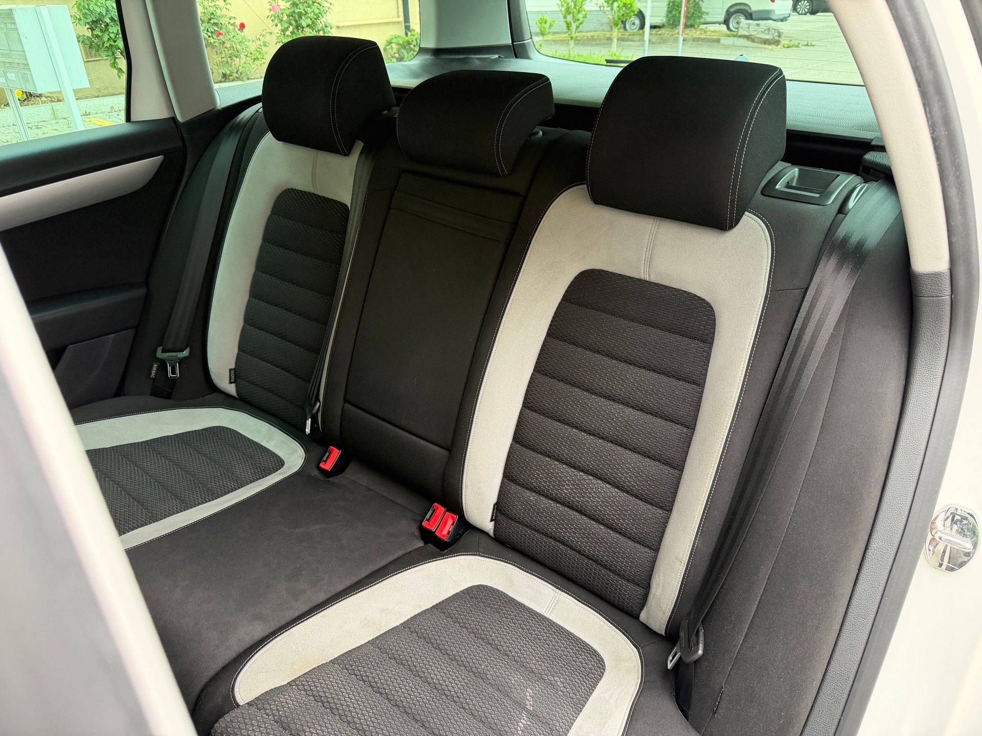 VW Passat Variant 2.0 TDI BMT R-Line 4MDSG-image-22