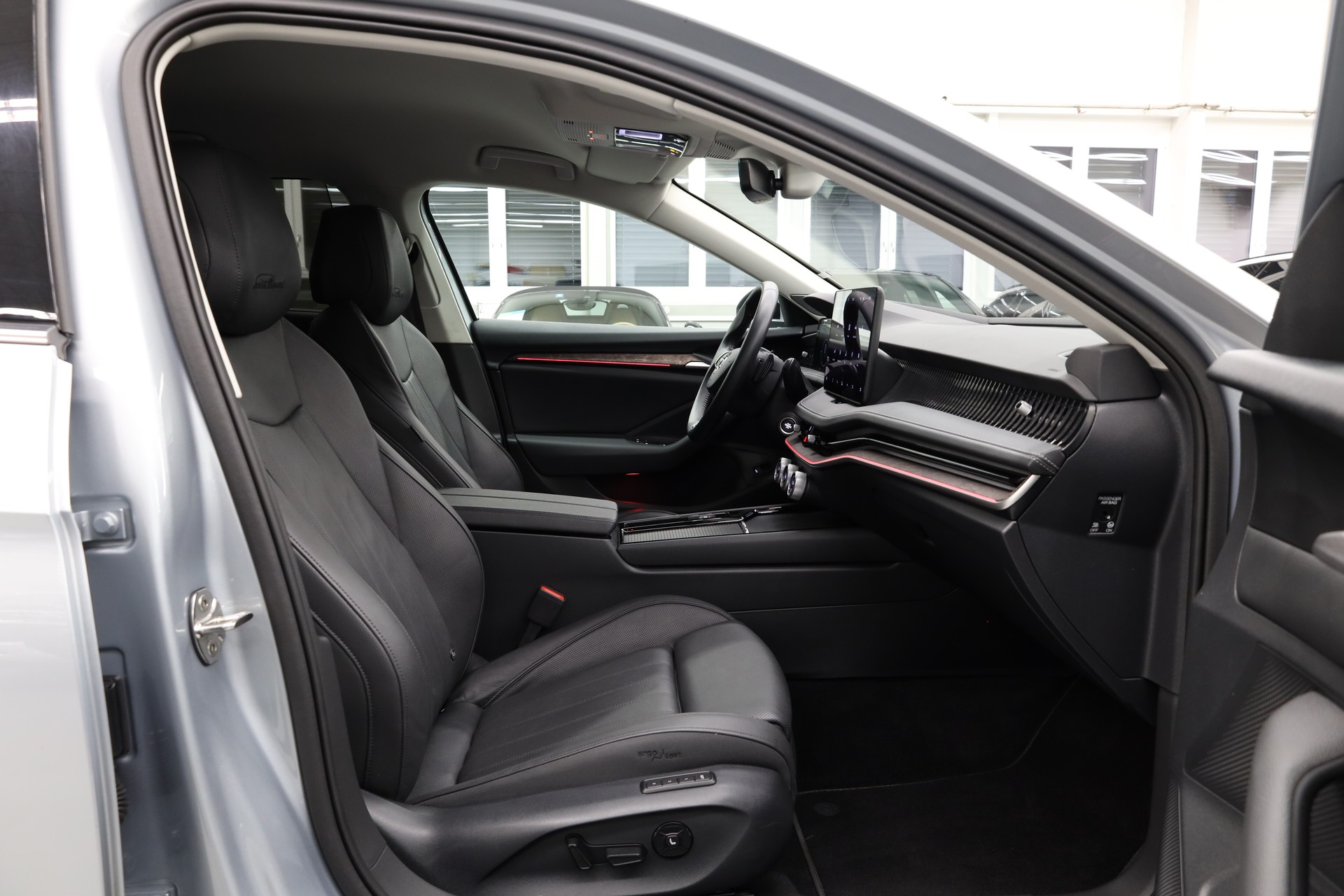 SKODA Superb Combi 2.0 TSI L & K 4x4 DSG-image-16