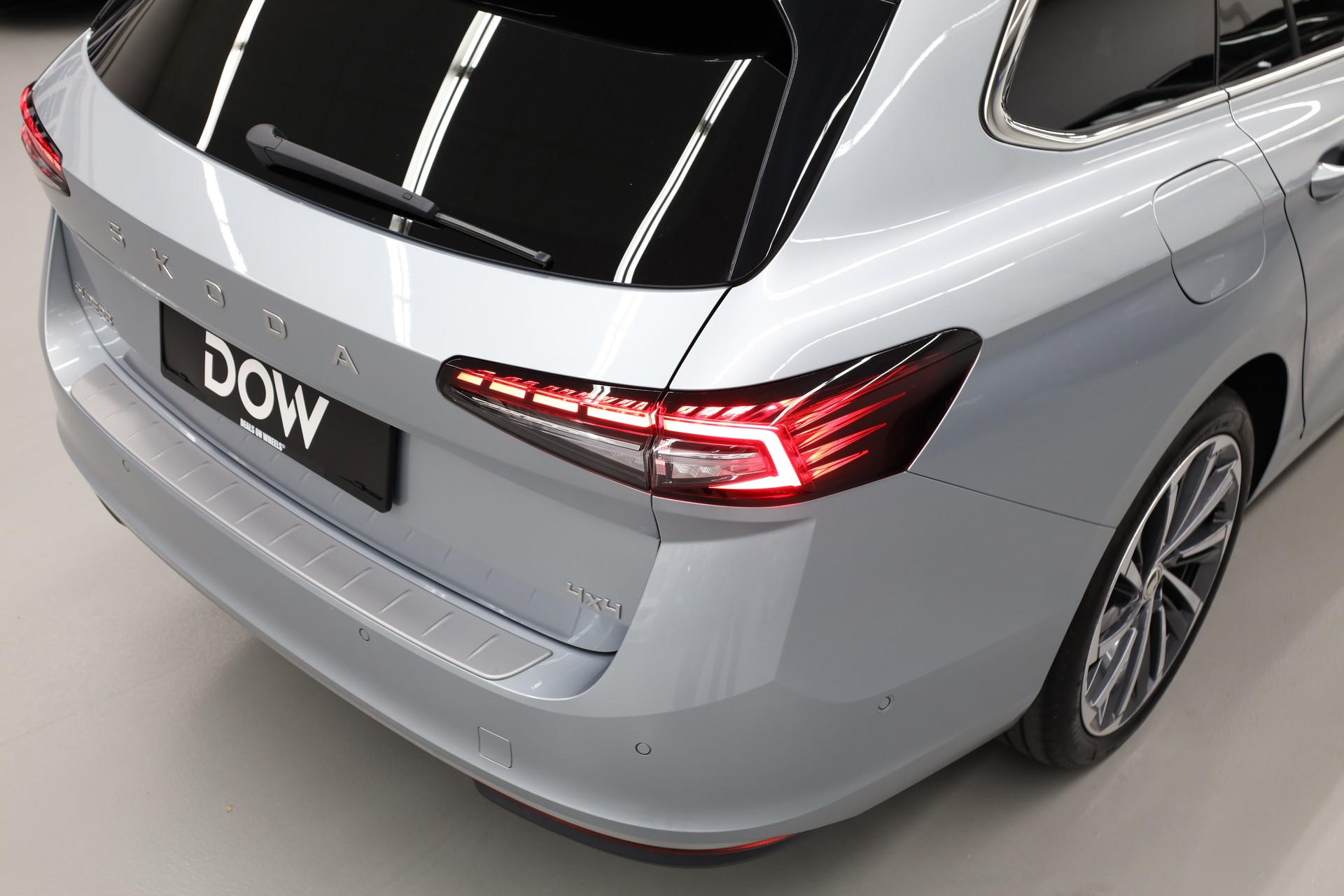SKODA Superb Combi 2.0 TSI L & K 4x4 DSG-image-10
